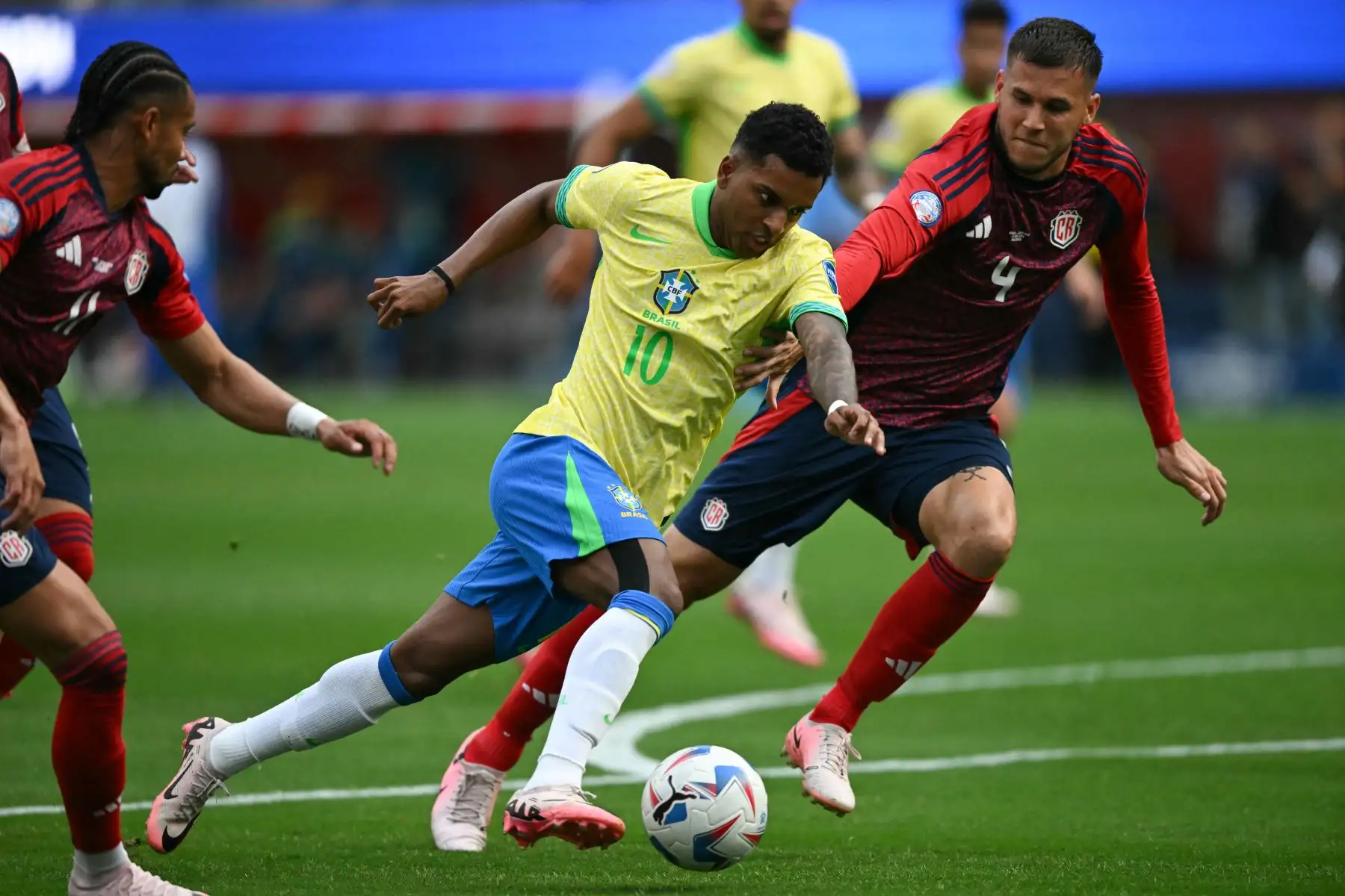El delantero brasileño Rodrygo lucha por el balón con el defensor costarricense Juan Pablo Vargas durante el partido de fútbol del grupo D del torneo Conmebol Copa América 2024 entre Brasil y Costa Rica. 
Foto: ANDINA/AFP