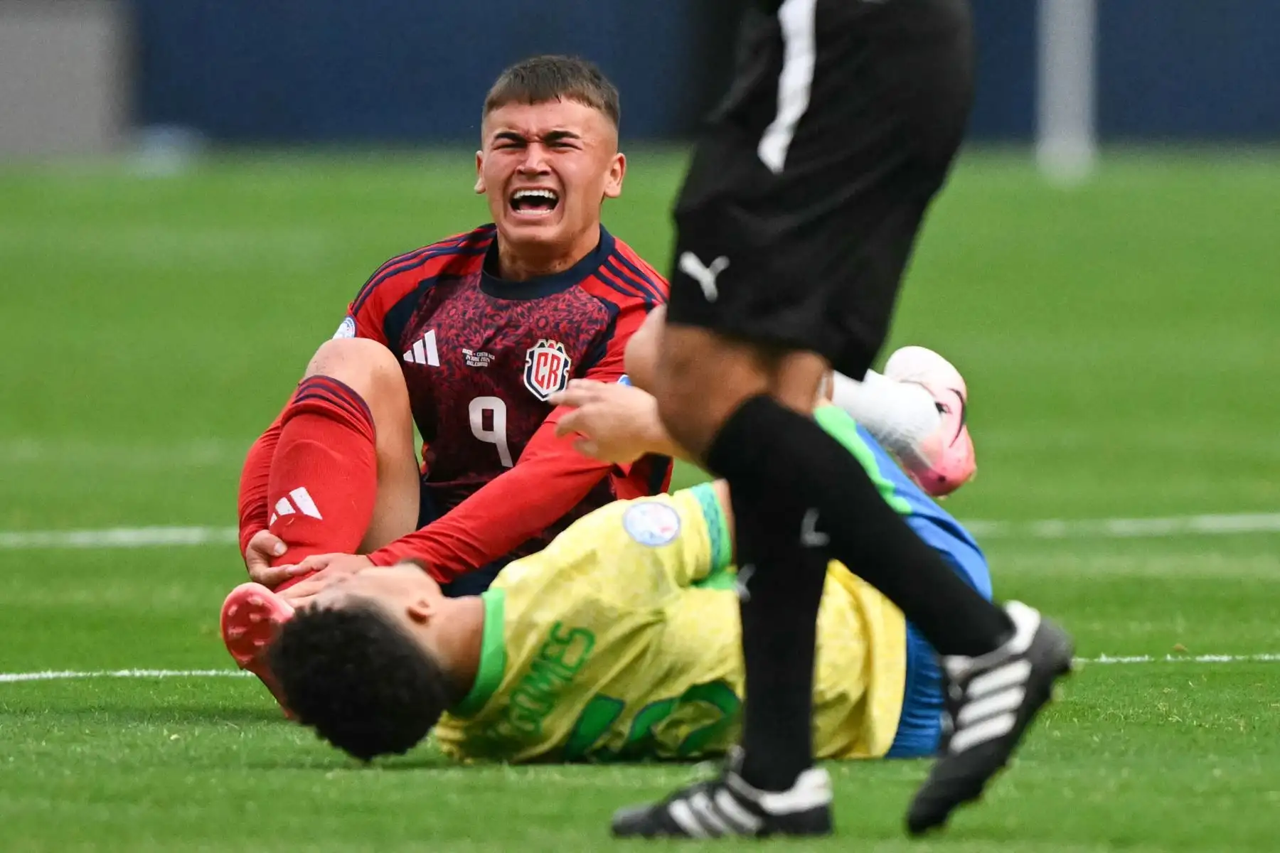 El delantero de Costa Rica, Manfred Ugalde, reacciona con dolor en el campo durante el partido de fútbol del grupo D del torneo Copa América Conmebol 2024 entre Brasil y Costa Rica. Foto: ANDINA/AFP