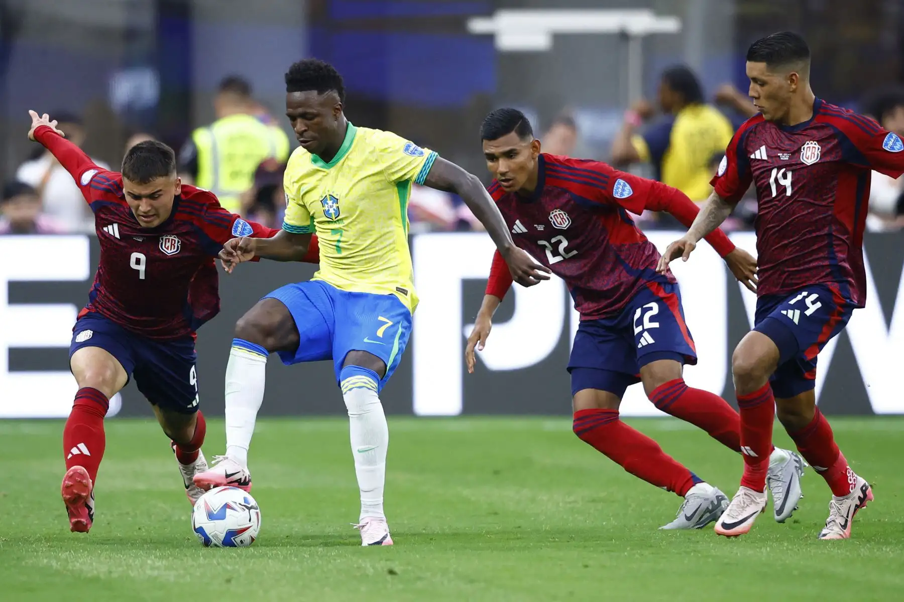 Manfred Ugalde de Costa Rica desafía el balón con Vinicius Junior de Brasil durante el partido del Grupo D de la CONMEBOL Copa América 2024 entre Brasil y Costa Rica. Foto: ANDINA/ AFP
