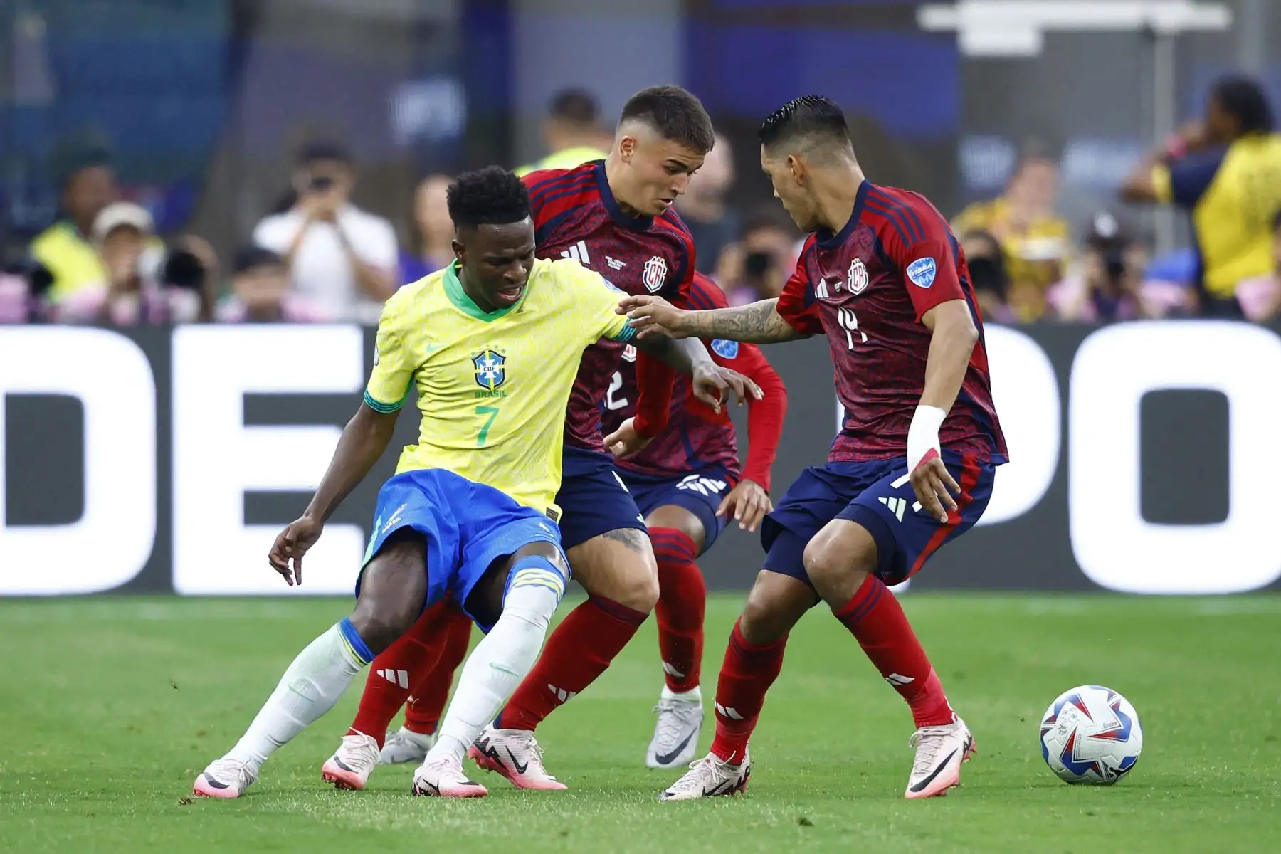 Vinicius Junior de Brasil desafía el balón con Orlando Galo de Costa Rica durante el partido del Grupo D de la CONMEBOL Copa América 2024 entre Brasil y Costa Rica. Foto: ANDINA/ AFP