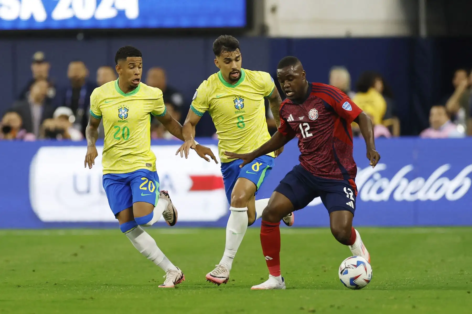 Savinho y Lucas Paqueta de Brasil desafían el balón con Joel Campbell de Costa Rica durante el partido del Grupo D de la CONMEBOL Copa América 2024 entre Brasil y Costa Rica. Foto: ANDINA/AFP