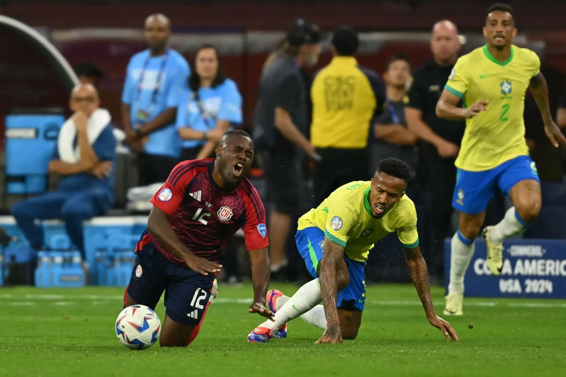 El delantero de Costa Rica, Joel Campell, cae al campo después de ser derribado por el defensor brasileño  Eder Militao durante el partido de fútbol del grupo D del torneo Copa América Conmebol 2024 entre Brasil y Costa Rica.  Foto. ANDINA/ AFP