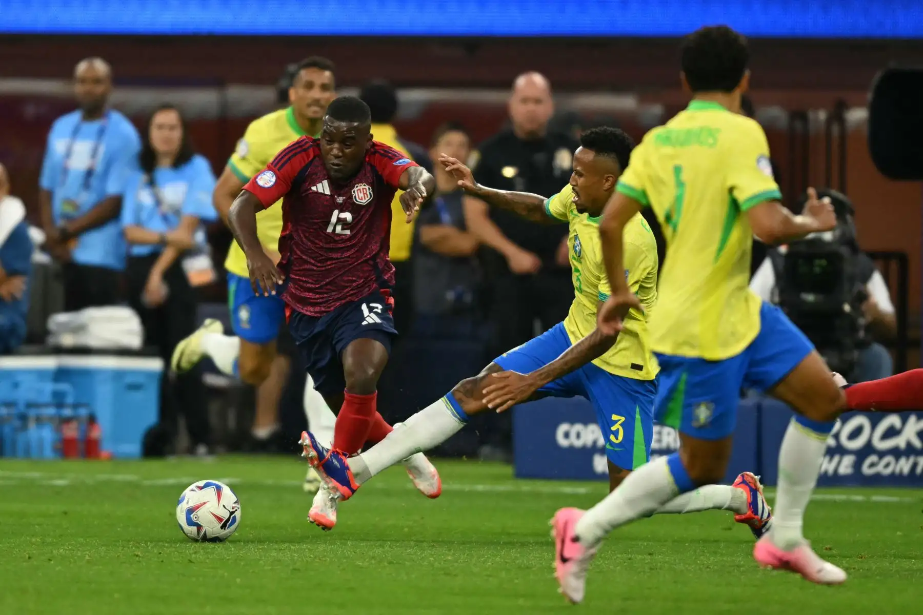 El delantero de Costa Rica  Joel Campell es derribado por el defensor brasileño Eder Militao durante el partido de fútbol del grupo D del torneo Conmebol Copa América 2024 entre Brasil y Costa Rica. Foto: ANDINA/AFP
