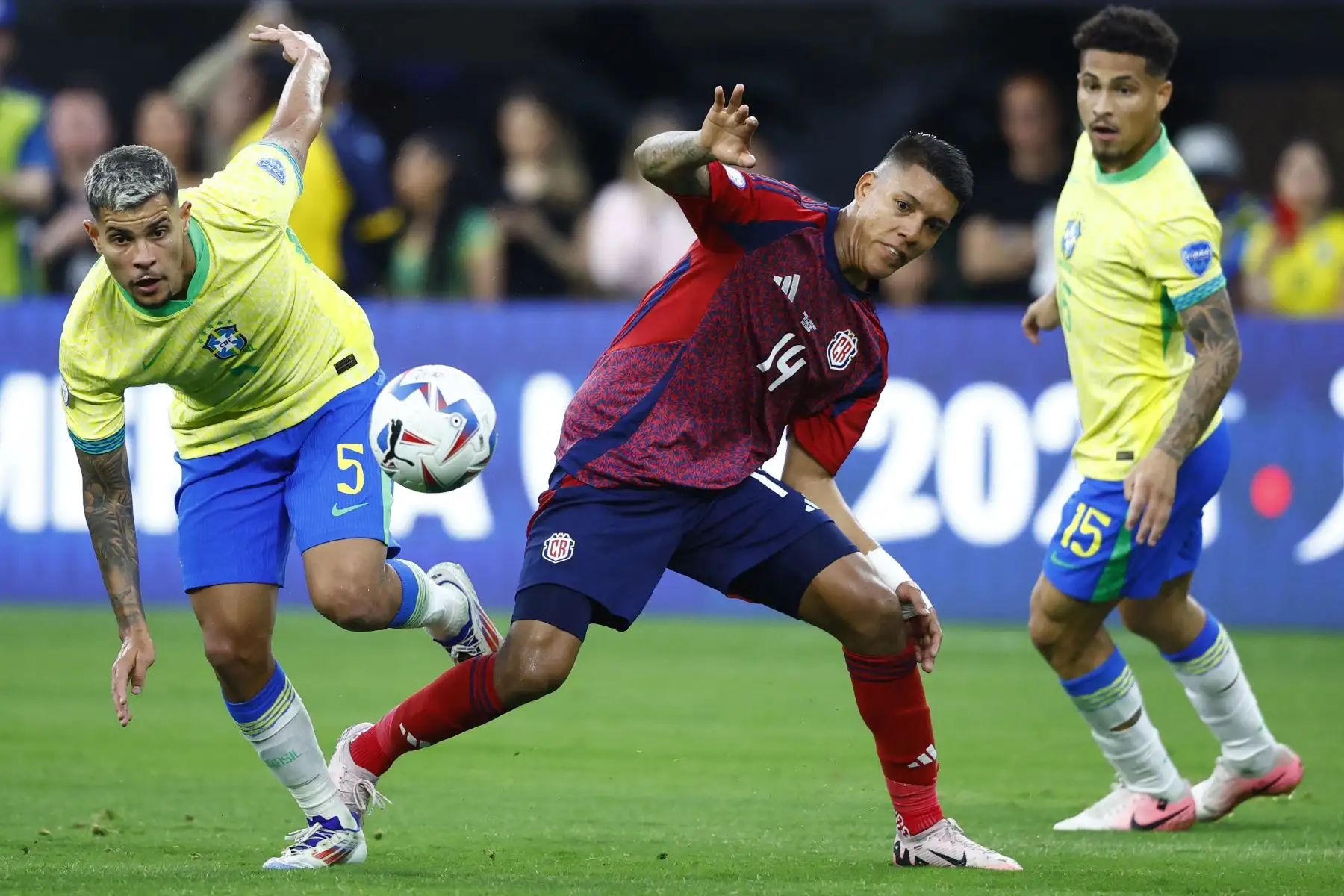 Bruno Guimaraes de Brasil desafía el balón con Orlando Galo de Costa Rica durante el partido del Grupo D de la CONMEBOL Copa América 2024 entre Brasil y Costa Rica. 
Foto. ANDINA/AFP