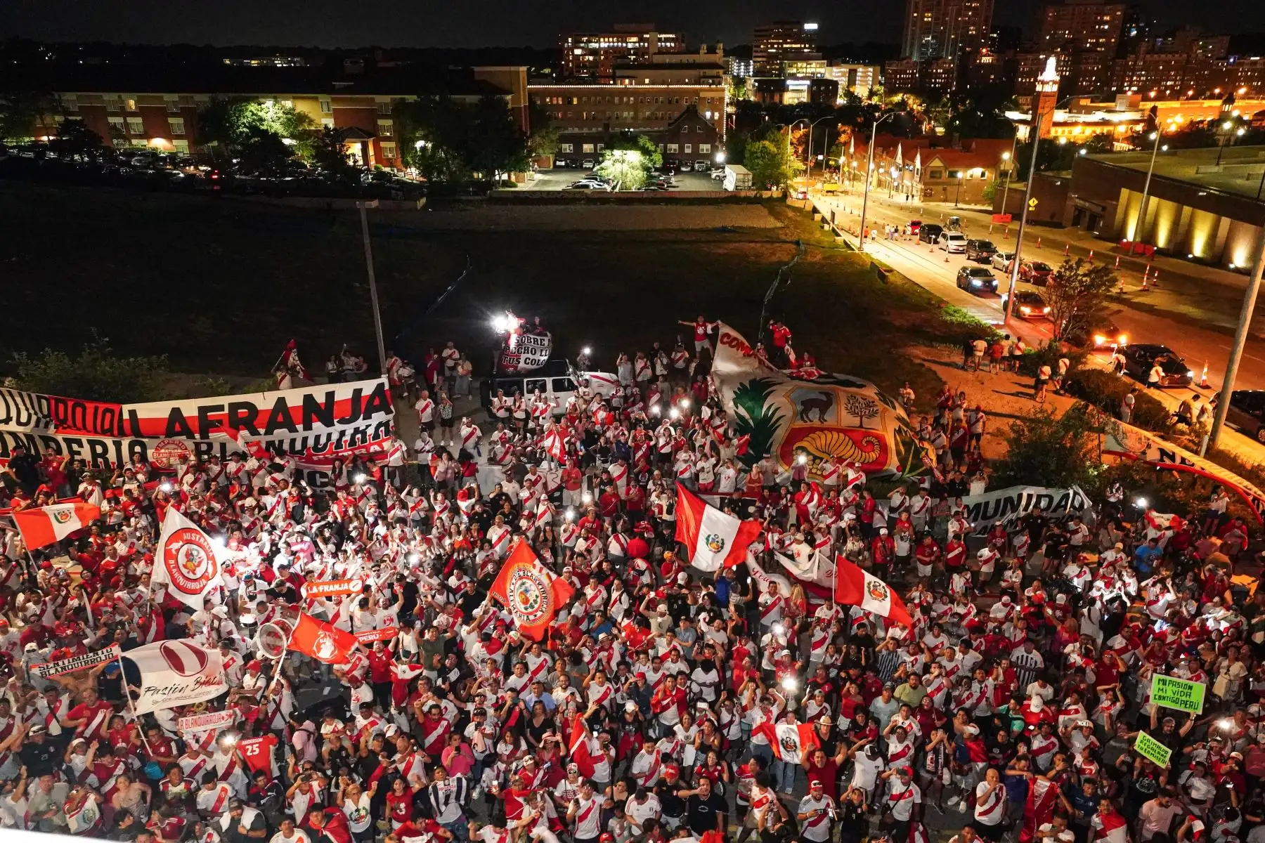 Hinchas peruanos llegaron hasta la concentración de la selección peruana en Kansas City. Foto: FPF