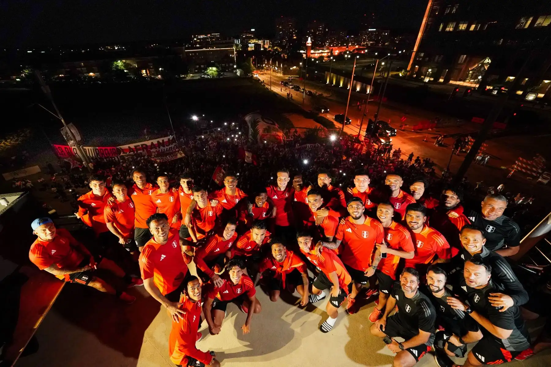 Hinchas peruanos llegaron hasta la concentración de la selección peruana en Kansas City. Foto: FPF