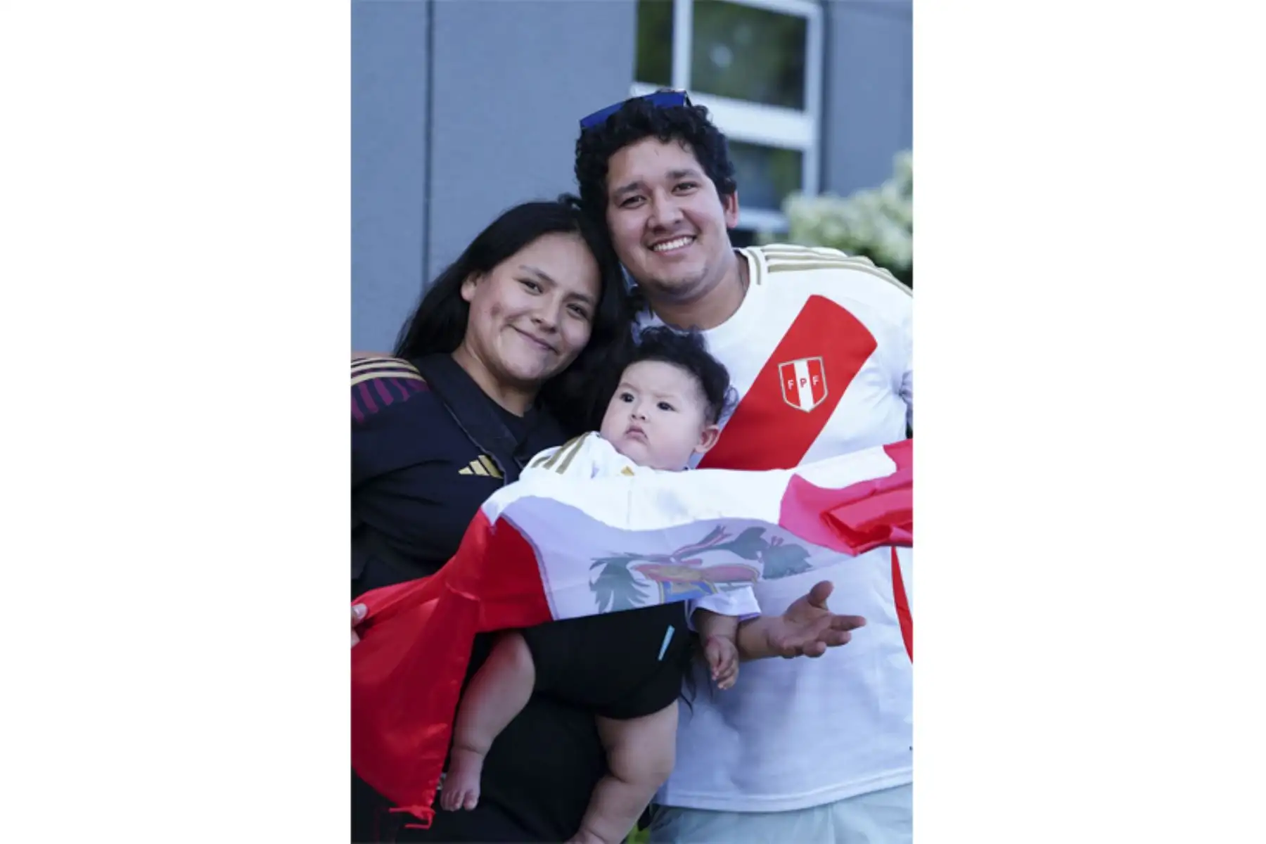 Hinchas peruanos llegaron hasta la concentración de la selección peruana en Kansas City. Foto: FPF