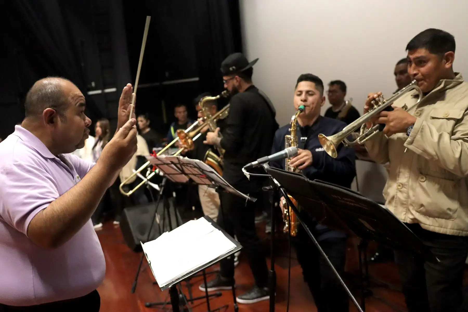 Lurigancho El Musical, es una obra teatral que muestra de una manera visceral la evolución del penal a lo largo de los años y narra la vida de personajes que coexisten en el ecosistema penitenciario y que hoy se muestra al mundo. Participan 40 internos del establecimiento penitenciario de Lurigancho. Directora de la Obra, Yashim Bahamonde. Auditorio de  la Universidad de Lima.
Foto: ANDINA/ Lino Chipana.