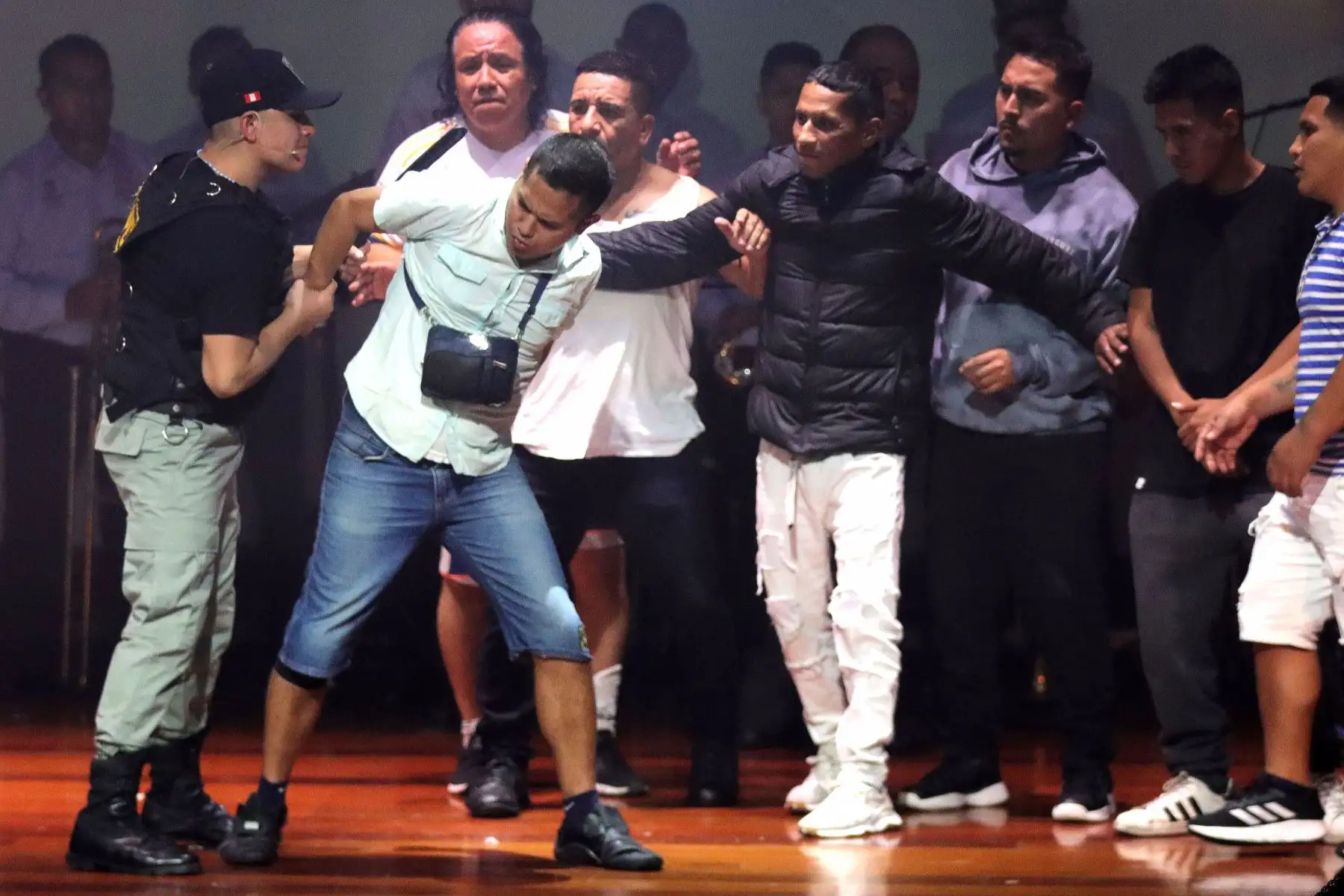 Lurigancho El Musical, es una obra teatral que muestra de una manera visceral la evolución del penal a lo largo de los años y narra la vida de personajes que coexisten en el ecosistema penitenciario y que hoy se muestra al mundo. Participan 40 internos del establecimiento penitenciario de Lurigancho. Directora de la Obra, Yashim Bahamonde. Auditorio de  la Universidad de Lima.
Foto: ANDINA/ Lino Chipana.