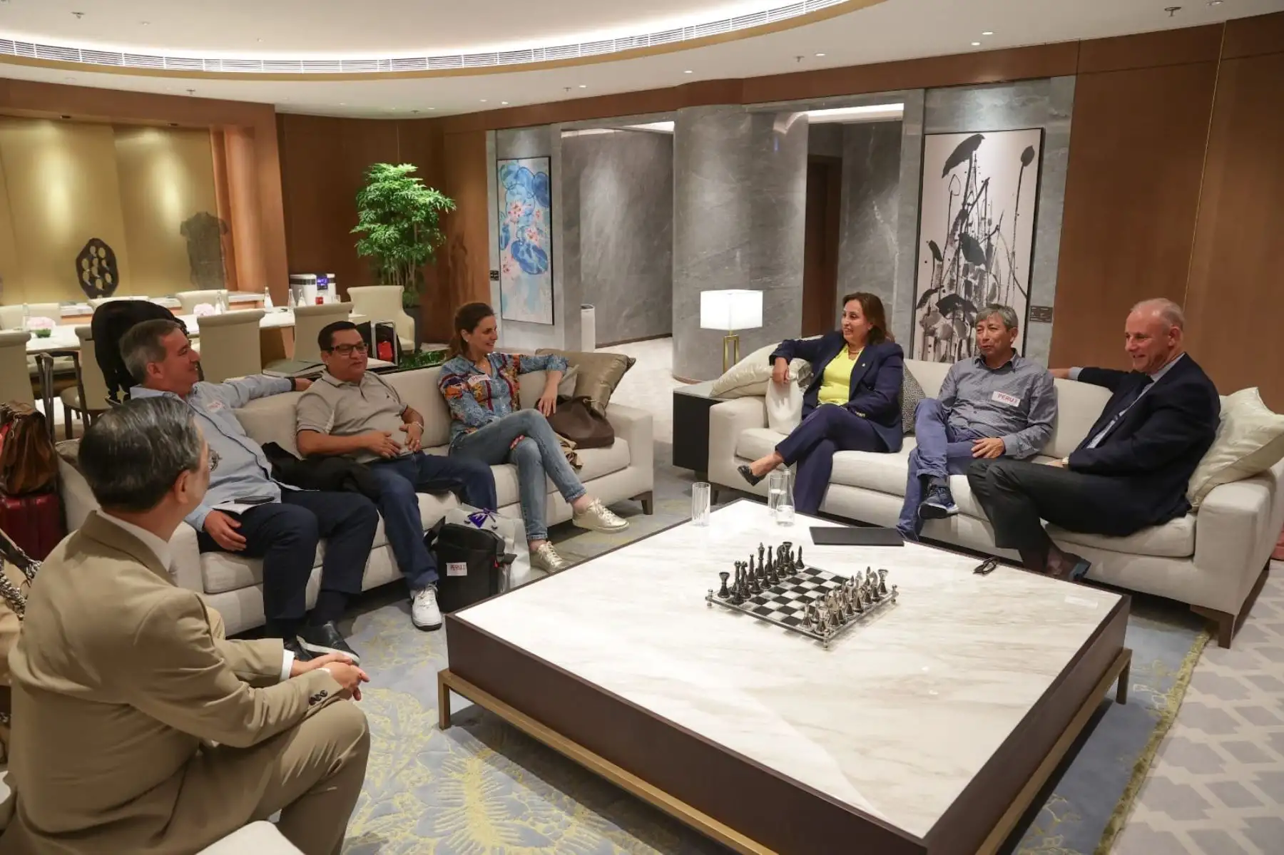 La presidenta de la república, Dina Boluarte y la delegación conformada por cinco ministros llegó a Hong Kong punto desde donde partirá a la ciudad de Shenzhen. Foto: ANDINA/ Prensa Presidencia