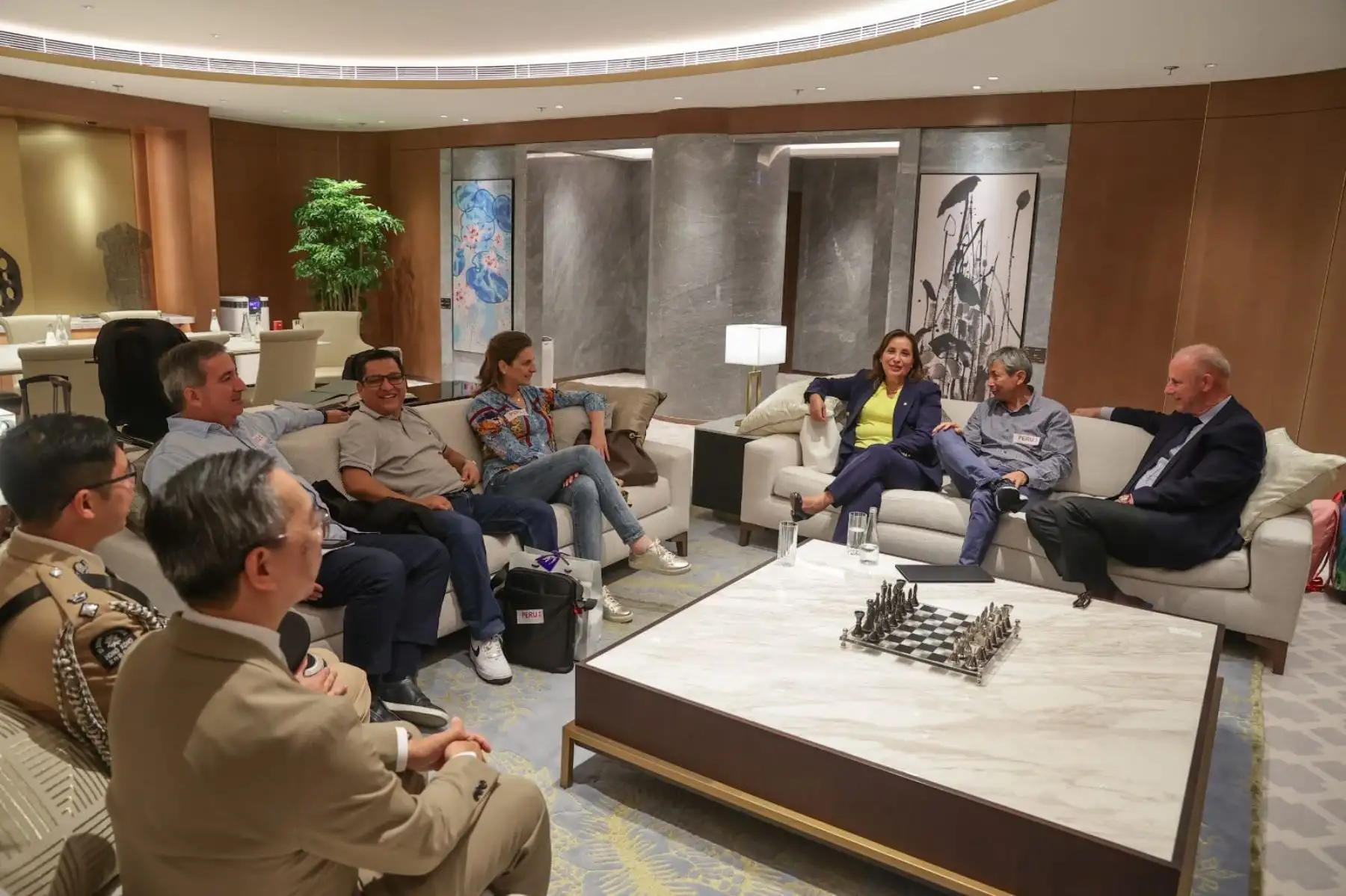La presidenta de la república, Dina Boluarte y la delegación conformada por cinco ministros llegó a Hong Kong punto desde donde partirá a la ciudad de Shenzhen. Foto: ANDINA/ Prensa Presidencia