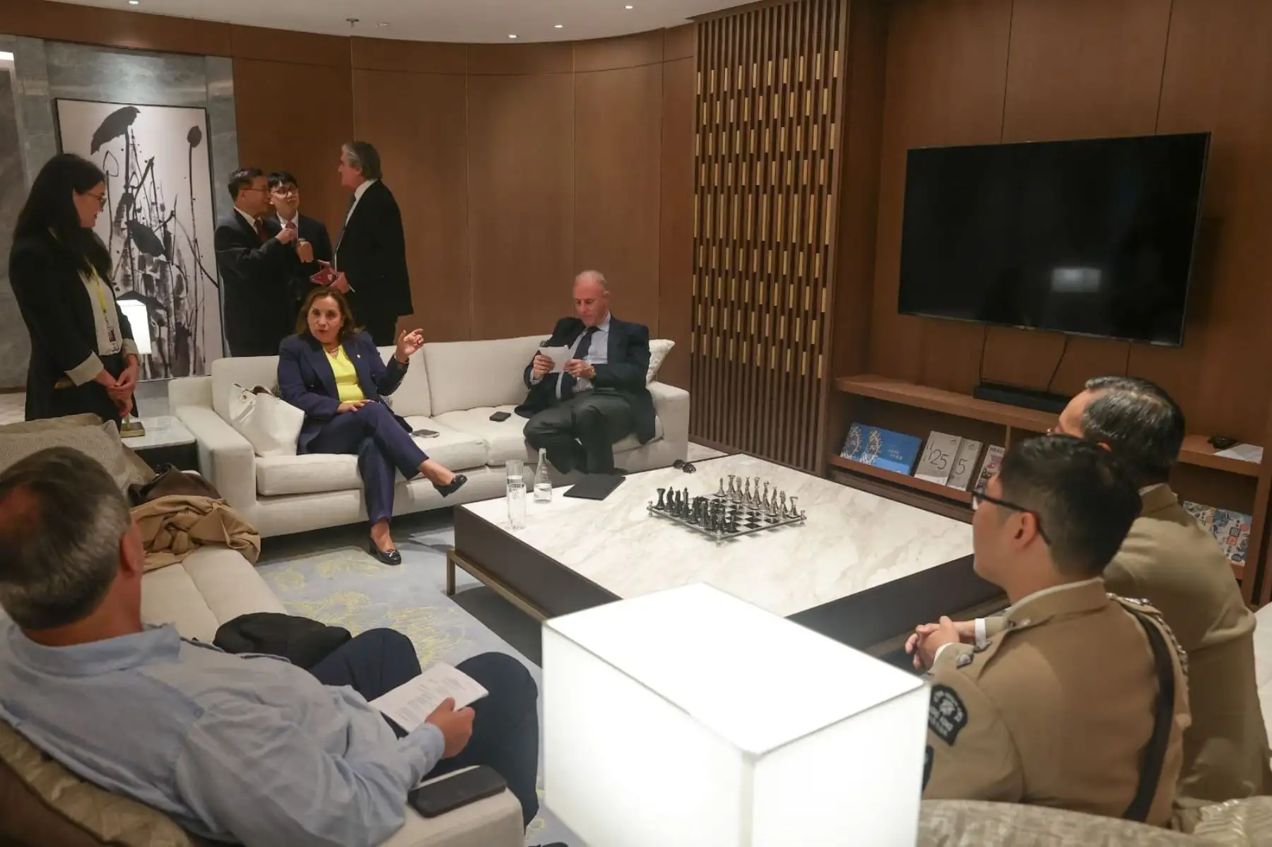 La presidenta de la república, Dina Boluarte y la delegación conformada por cinco ministros llegó a Hong Kong punto desde donde partirá a la ciudad de Shenzhen. Foto: ANDINA/ Prensa Presidencia