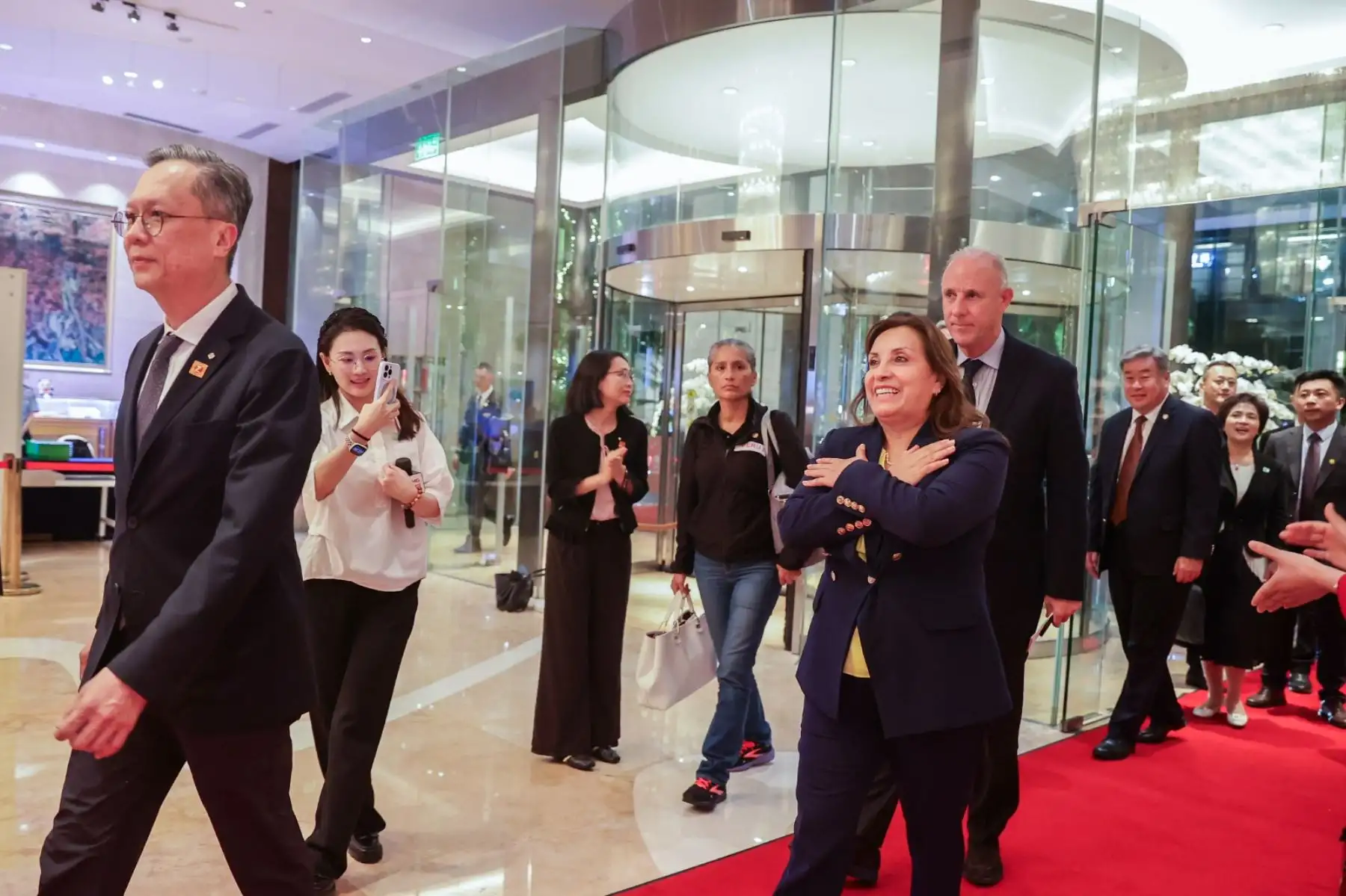 Como inicio de las actividades por la Visita de Estado a la República Popular China, la presidenta de la república, Dina  Boluarte, llegó junto con la delegación oficial peruana a la ciudad de Shenzhen donde fue recibida por la comitiva de autoridades chinas, encabezada por el embajador Song Yang, el vicealcalde de Shenzhen, Luo Huanghao, y el director general de América Latina del Ministerio de Relaciones Exteriores Chino, Cai Wei.Foto: ANDINA/Prensa Presidencia