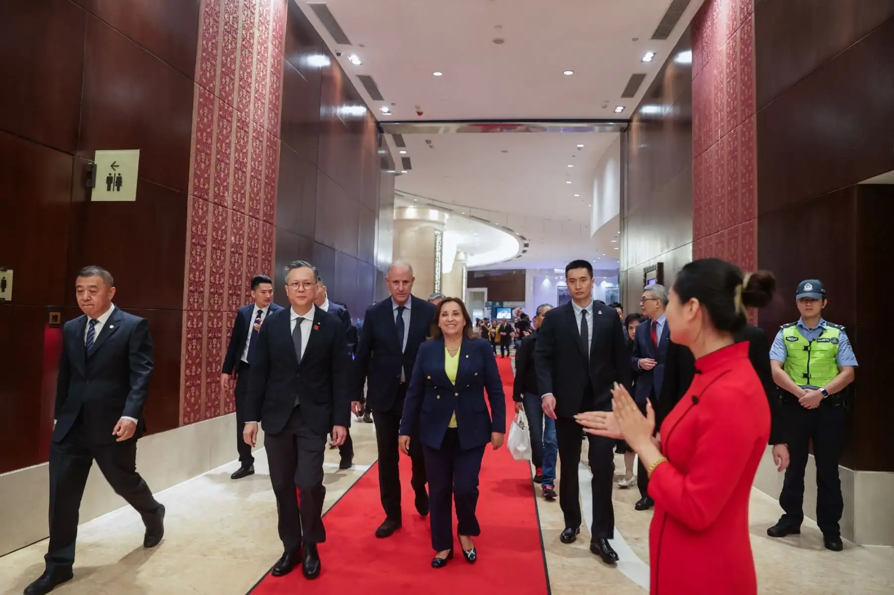 Como inicio de las actividades por la Visita de Estado a la República Popular China, la presidenta de la república, Dina  Boluarte, llegó junto con la delegación oficial peruana a la ciudad de Shenzhen donde fue recibida por la comitiva de autoridades chinas, encabezada por el embajador Song Yang, el vicealcalde de Shenzhen, Luo Huanghao, y el director general de América Latina del Ministerio de Relaciones Exteriores Chino, Cai Wei.Foto: ANDINA/Prensa Presidencia