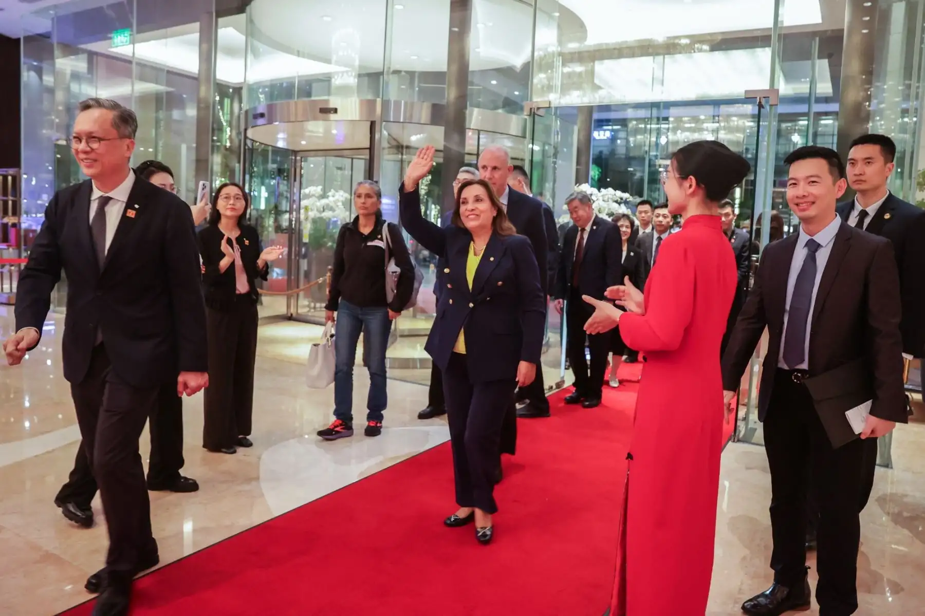 Como inicio de las actividades por la Visita de Estado a la República Popular China, la presidenta de la república, Dina  Boluarte, llegó junto con la delegación oficial peruana a la ciudad de Shenzhen donde fue recibida por la comitiva de autoridades chinas, encabezada por el embajador Song Yang, el vicealcalde de Shenzhen, Luo Huanghao, y el director general de América Latina del Ministerio de Relaciones Exteriores Chino, Cai Wei.Foto: ANDINA/Prensa Presidencia