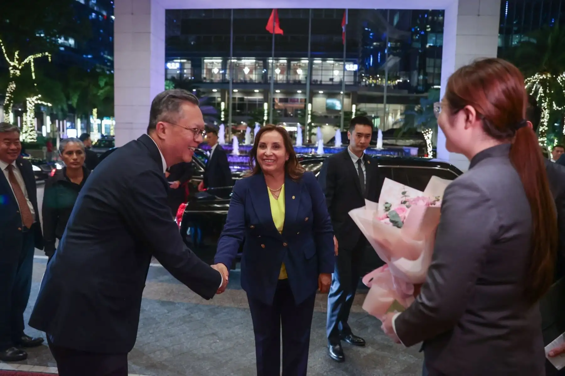 Como inicio de las actividades por la Visita de Estado a la República Popular China, la presidenta de la república, Dina  Boluarte, llegó junto con la delegación oficial peruana a la ciudad de Shenzhen donde fue recibida por la comitiva de autoridades chinas, encabezada por el embajador Song Yang, el vicealcalde de Shenzhen, Luo Huanghao, y el director general de América Latina del Ministerio de Relaciones Exteriores Chino, Cai Wei.Foto: ANDINA/Prensa Presidencia