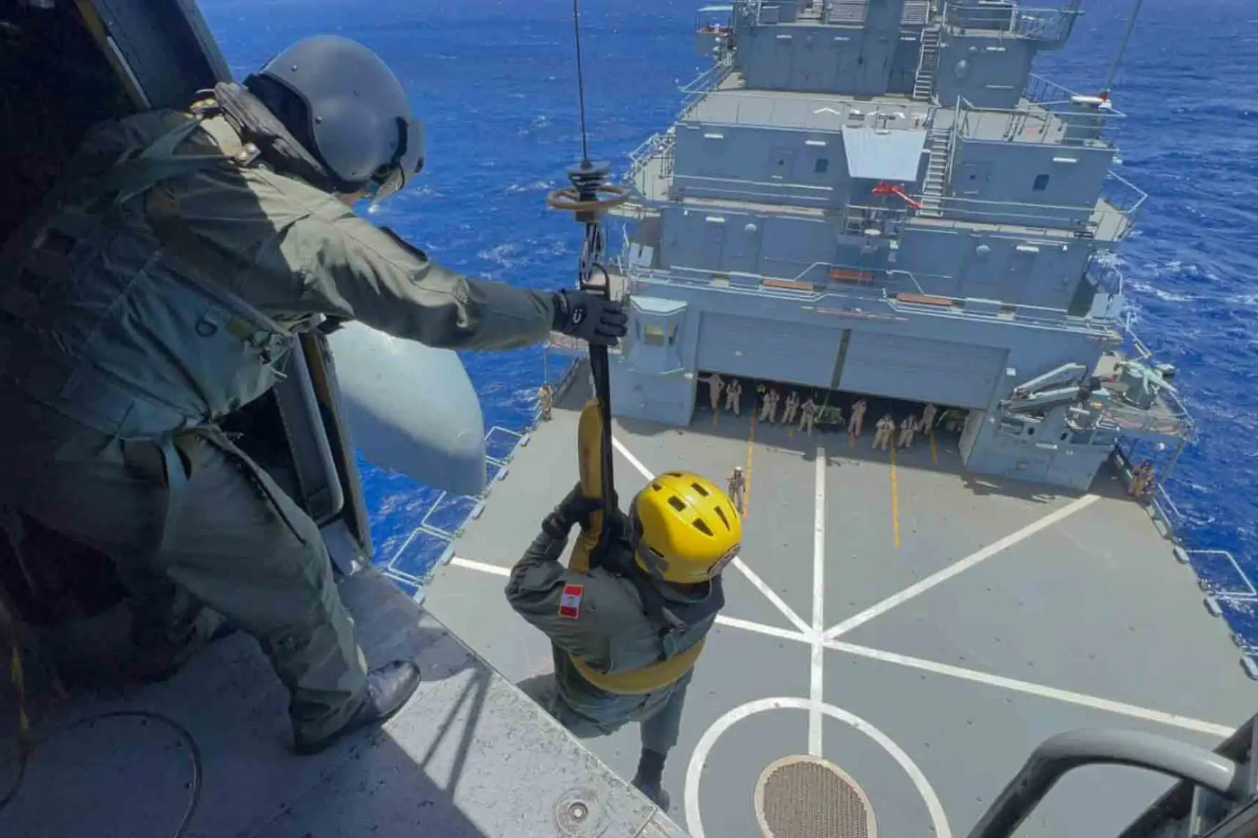 El BAP Pisco, durante su travesía hacia Pearl Harbor, Hawái, llevó a cabo el ejercicio MEDEX. Este simulacro de evacuación aeromédica involucró una aeronave con personal de salud a bordo, que trasladó a un paciente al buque alemán FGS “Frankfurt Am Main”. Foto: @naval_peru