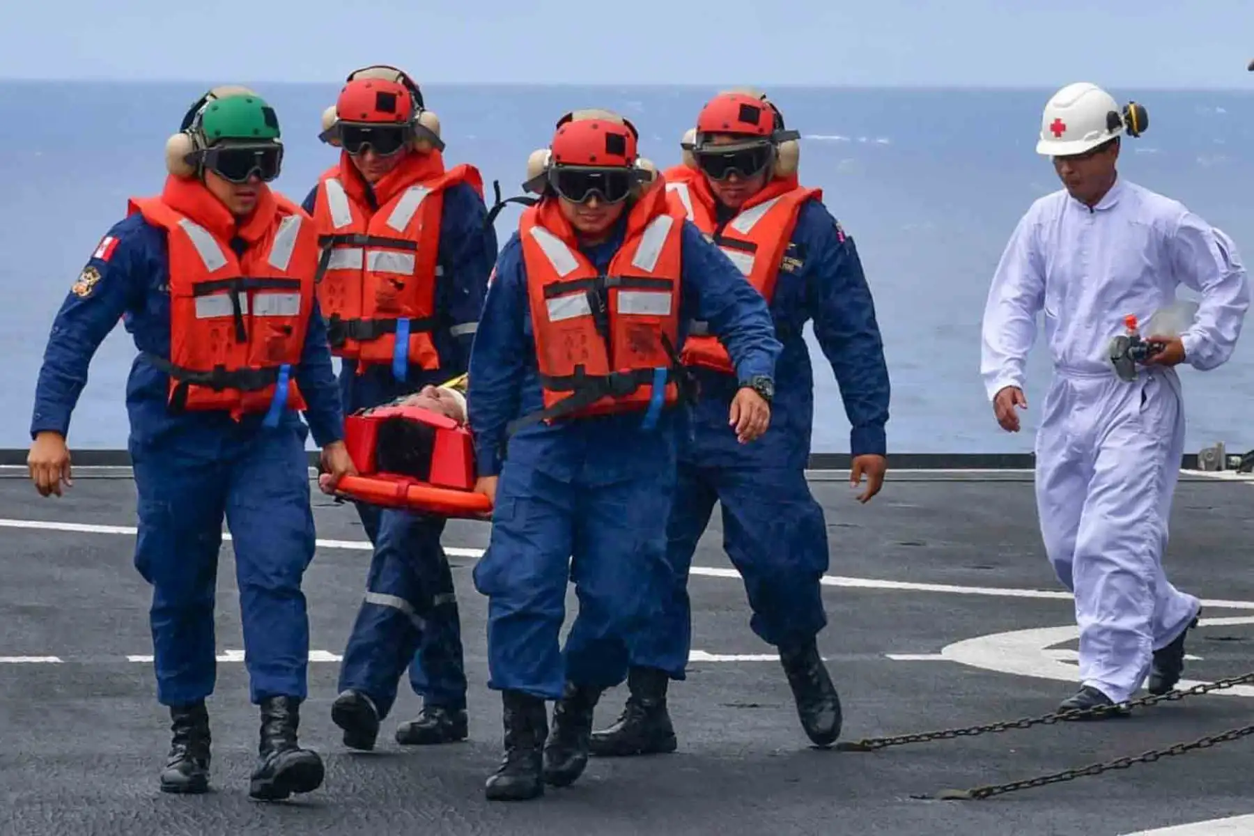 El BAP Pisco, durante su travesía hacia Pearl Harbor, Hawái, llevó a cabo el ejercicio MEDEX. Este simulacro de evacuación aeromédica involucró una aeronave con personal de salud a bordo, que trasladó a un paciente al buque alemán FGS “Frankfurt Am Main”. Foto: @naval_peru