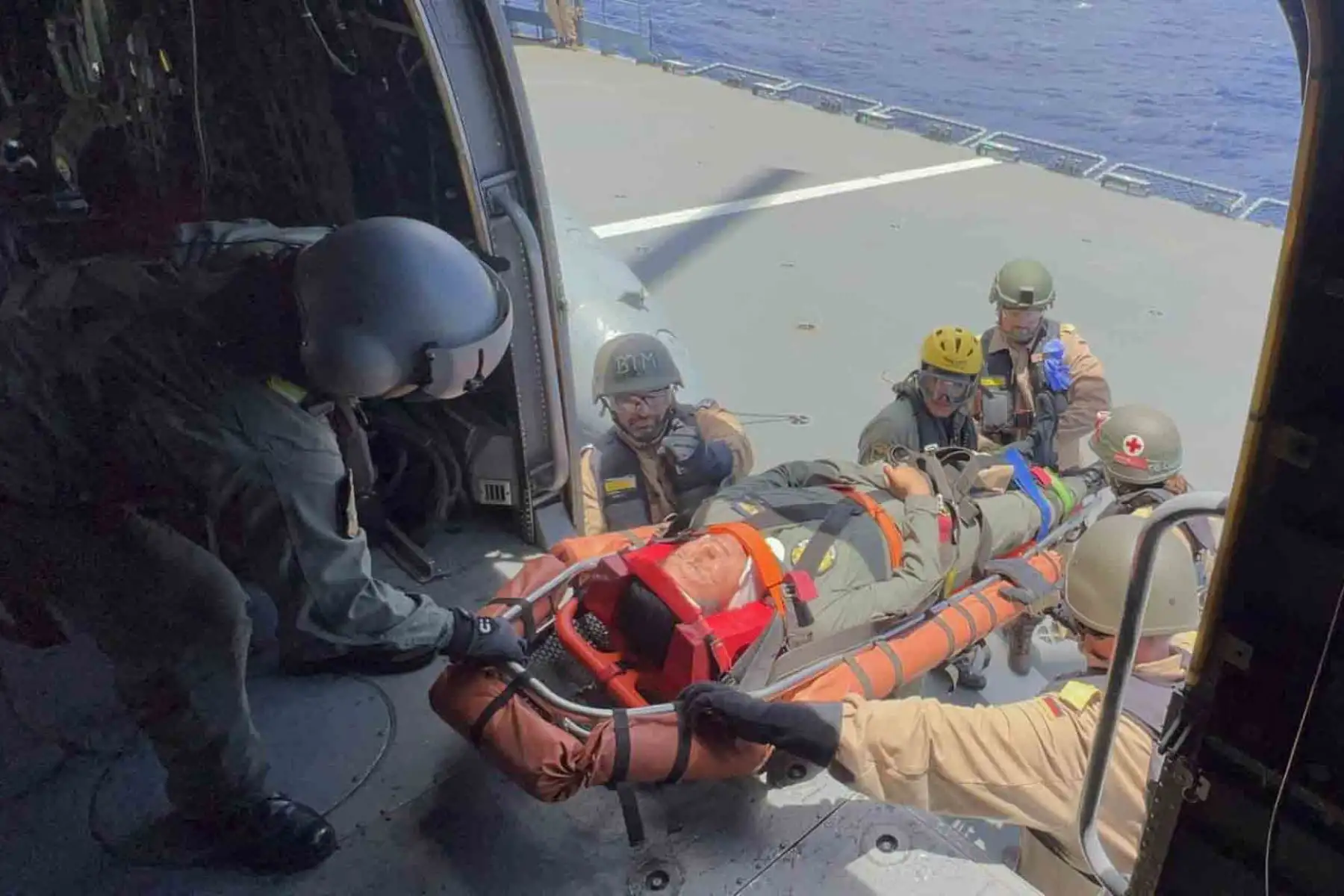 El BAP Pisco, durante su travesía hacia Pearl Harbor, Hawái, llevó a cabo el ejercicio MEDEX. Este simulacro de evacuación aeromédica involucró una aeronave con personal de salud a bordo, que trasladó a un paciente al buque alemán FGS “Frankfurt Am Main”. Foto: @naval_peru
