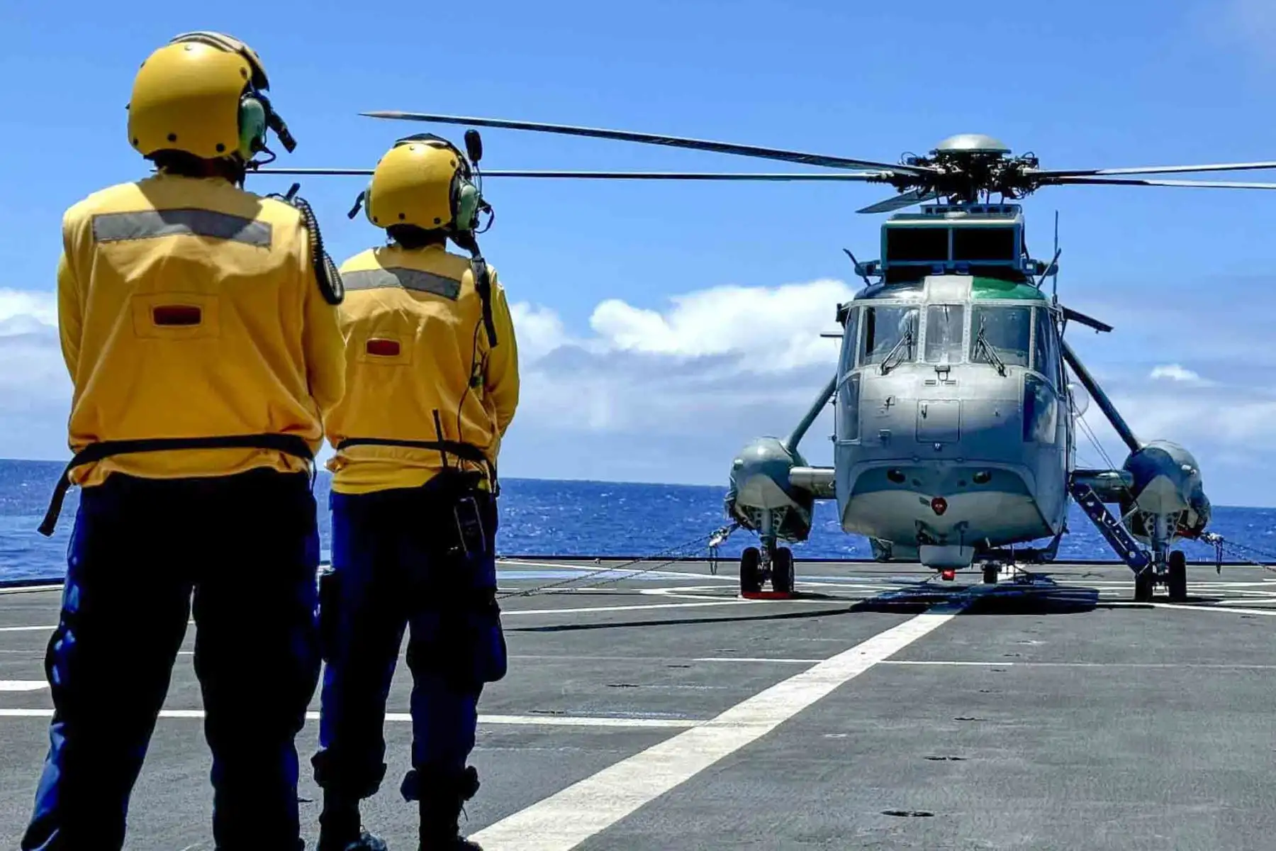 El BAP Pisco, durante su travesía hacia Pearl Harbor, Hawái, llevó a cabo el ejercicio MEDEX. Este simulacro de evacuación aeromédica involucró una aeronave con personal de salud a bordo, que trasladó a un paciente al buque alemán FGS “Frankfurt Am Main”. Foto: @naval_peru