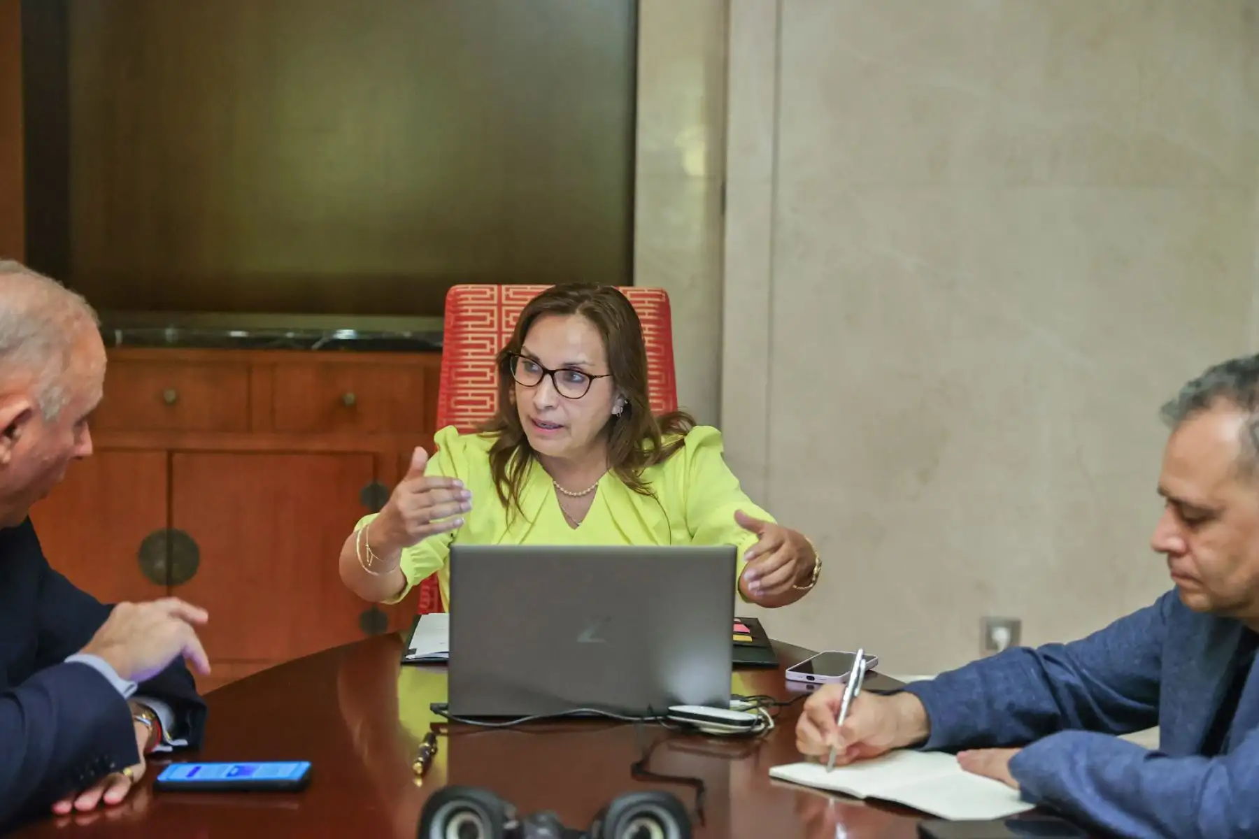 Desde la ciudad de Shenzhen, en la República Popular China, la jefa de Estado, Dina Boluarte, preside de manera virtual la segunda reunión de trabajo con el presidente del Consejo de Ministros, Gustavo Adrianzén, junto a los ministros que la acompañan en la Visita de Estado.  Foto: ANDINA/Prensa Presidencia