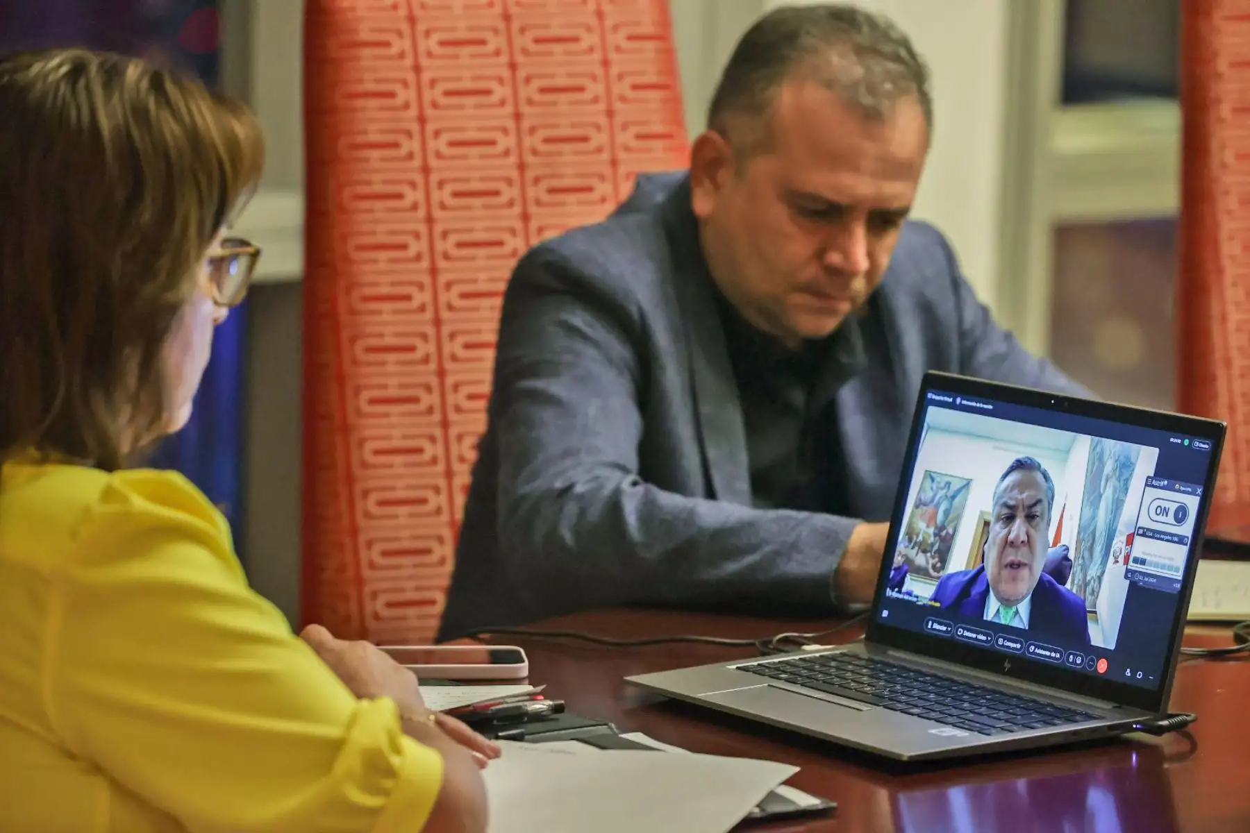 Desde la ciudad de Shenzhen, en la República Popular China, la jefa de Estado, Dina Boluarte, preside de manera virtual la segunda reunión de trabajo con el presidente del Consejo de Ministros, Gustavo Adrianzén, junto a los ministros que la acompañan en la Visita de Estado.  Foto: ANDINA/Prensa Presidencia