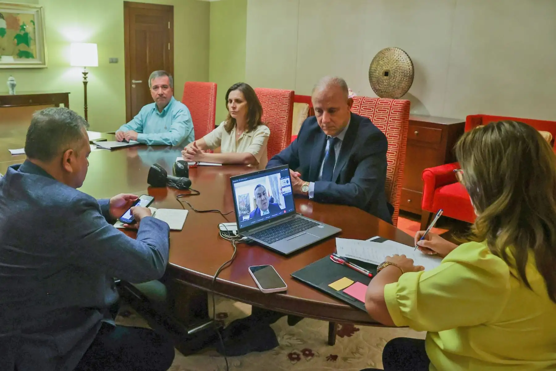 Desde la ciudad de Shenzhen, en la República Popular China, la jefa de Estado, Dina Boluarte, preside de manera virtual la segunda reunión de trabajo con el presidente del Consejo de Ministros, Gustavo Adrianzén, junto a los ministros que la acompañan en la Visita de Estado.  Foto: ANDINA/Prensa Presidencia