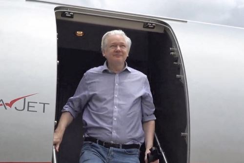 Julian Assange tras su liberación en Reino Unido. Foto: AFP
