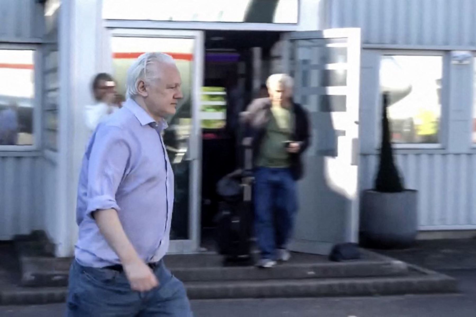 El fundador de Wikileaks, Julian Assange, caminando para abordar un avión desde el aeropuerto Stansted de Londres. Foto: AFP