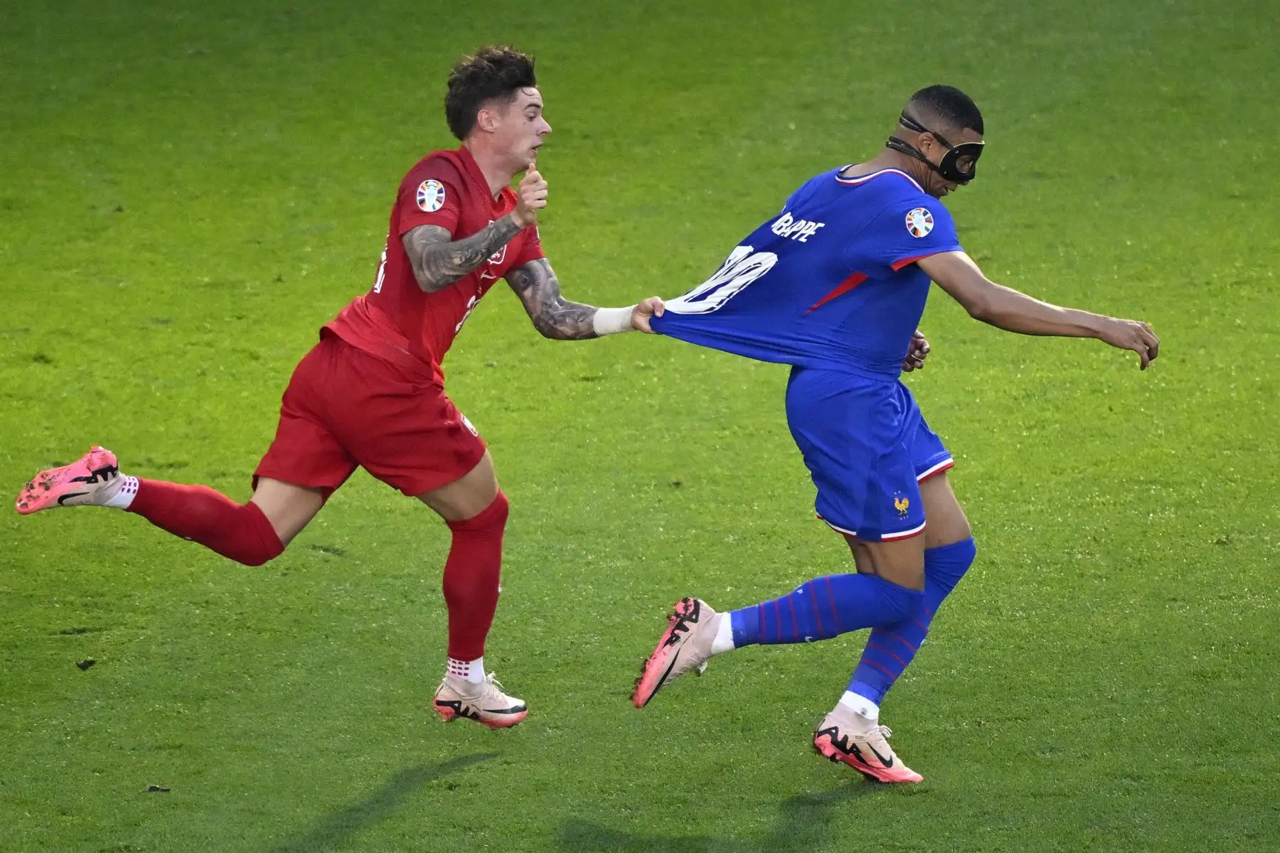 El centrocampista polaco Nicola Zalewski comete una falta contra el delantero francés Kylian Mbappé durante el partido de fútbol del Grupo D de la UEFA Euro 2024 entre Francia y Polonia en el BVB Stadion de Dortmund. Foto: AFP