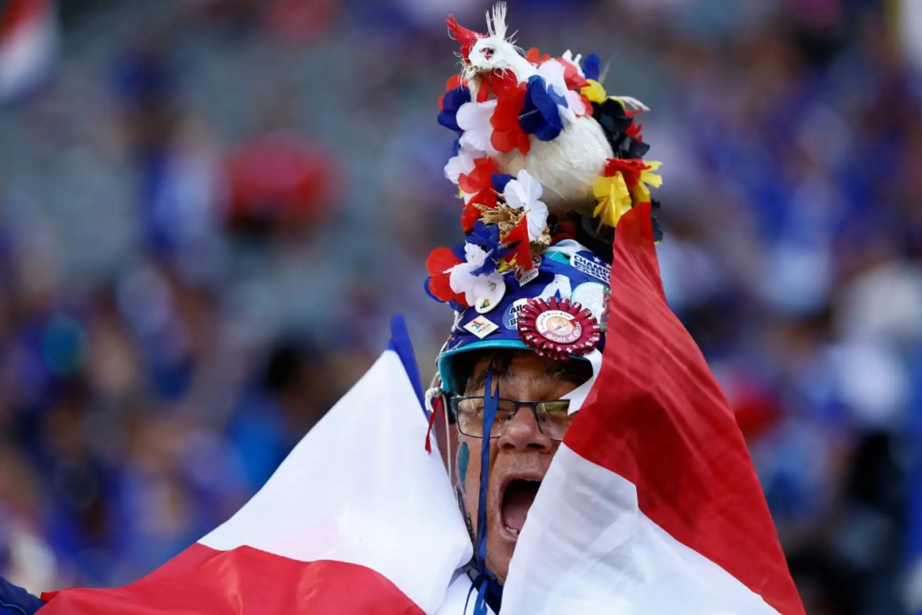 Un seguidor de Francia reacciona antes del partido de fútbol del Grupo D de la UEFA Euro 2024 entre Francia y Polonia en el BVB Stadion de Dortmund. Foto: AFP