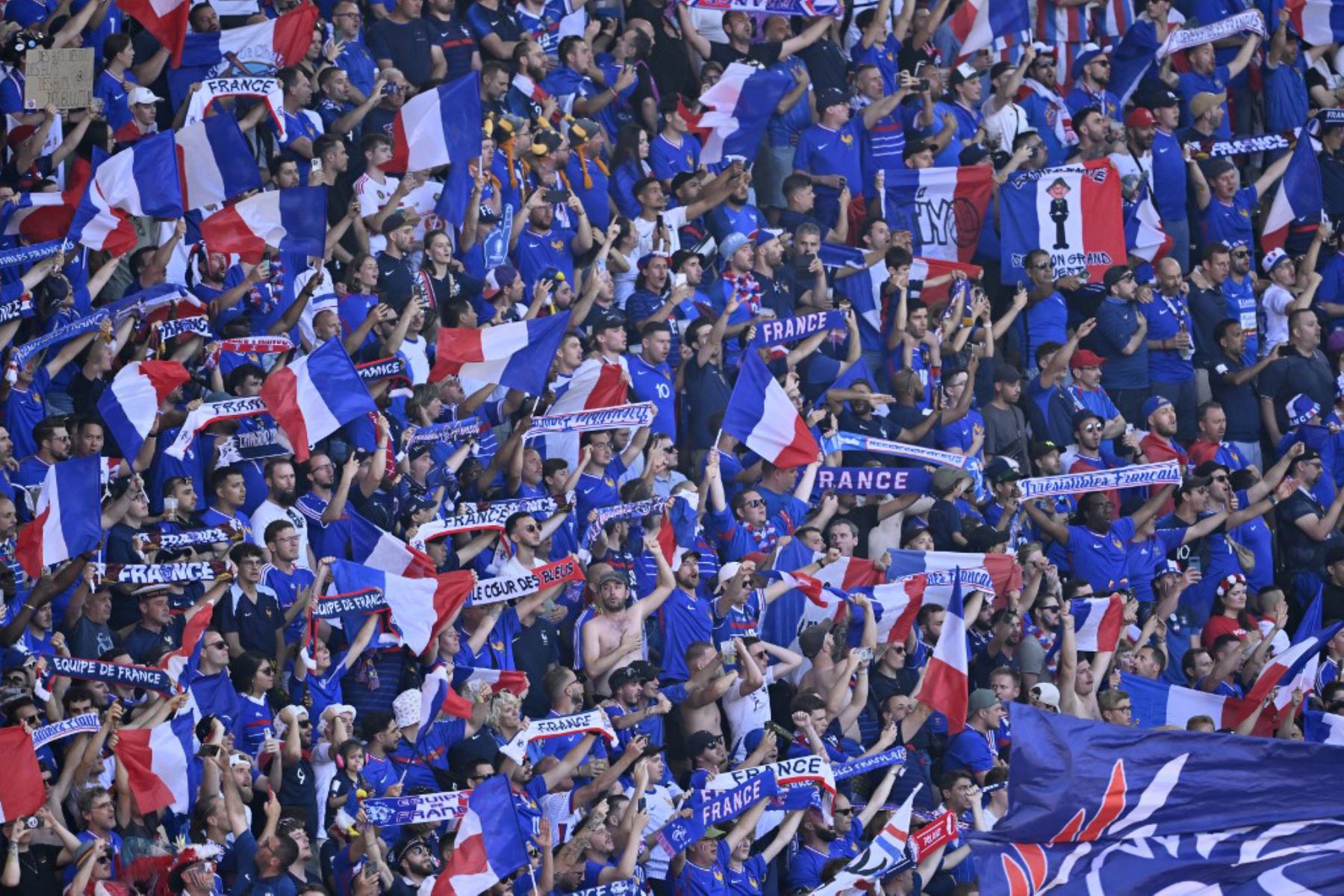 Hinchas de Francia reaccionan antes del partido de fútbol del Grupo D de la UEFA Euro 2024 entre Francia y Polonia en el BVB Stadion de Dortmund. Foto: AFP