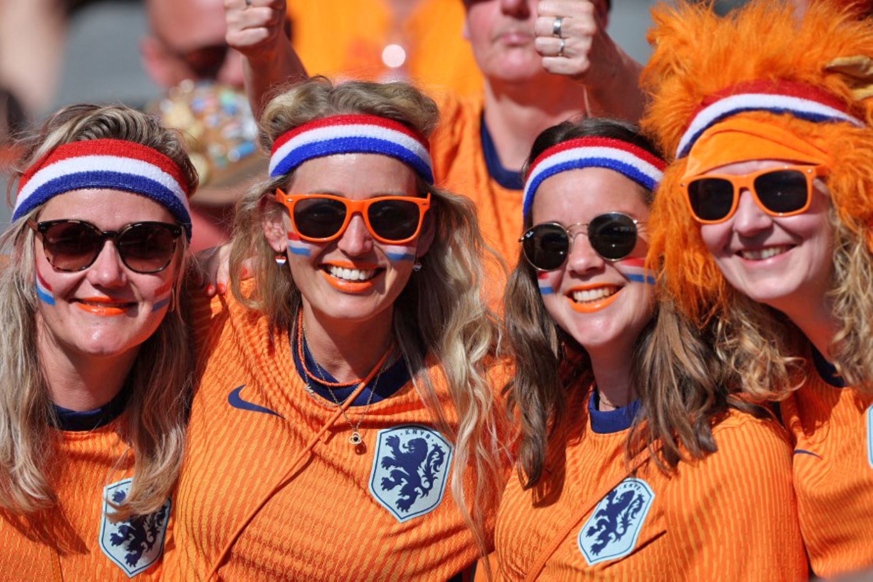 Los aficionados de Holanda posan antes del partido de fútbol del Grupo D de la UEFA Euro 2024 entre Holanda y Austria en el Olympiastadion de Berlín. Foto: AFP
