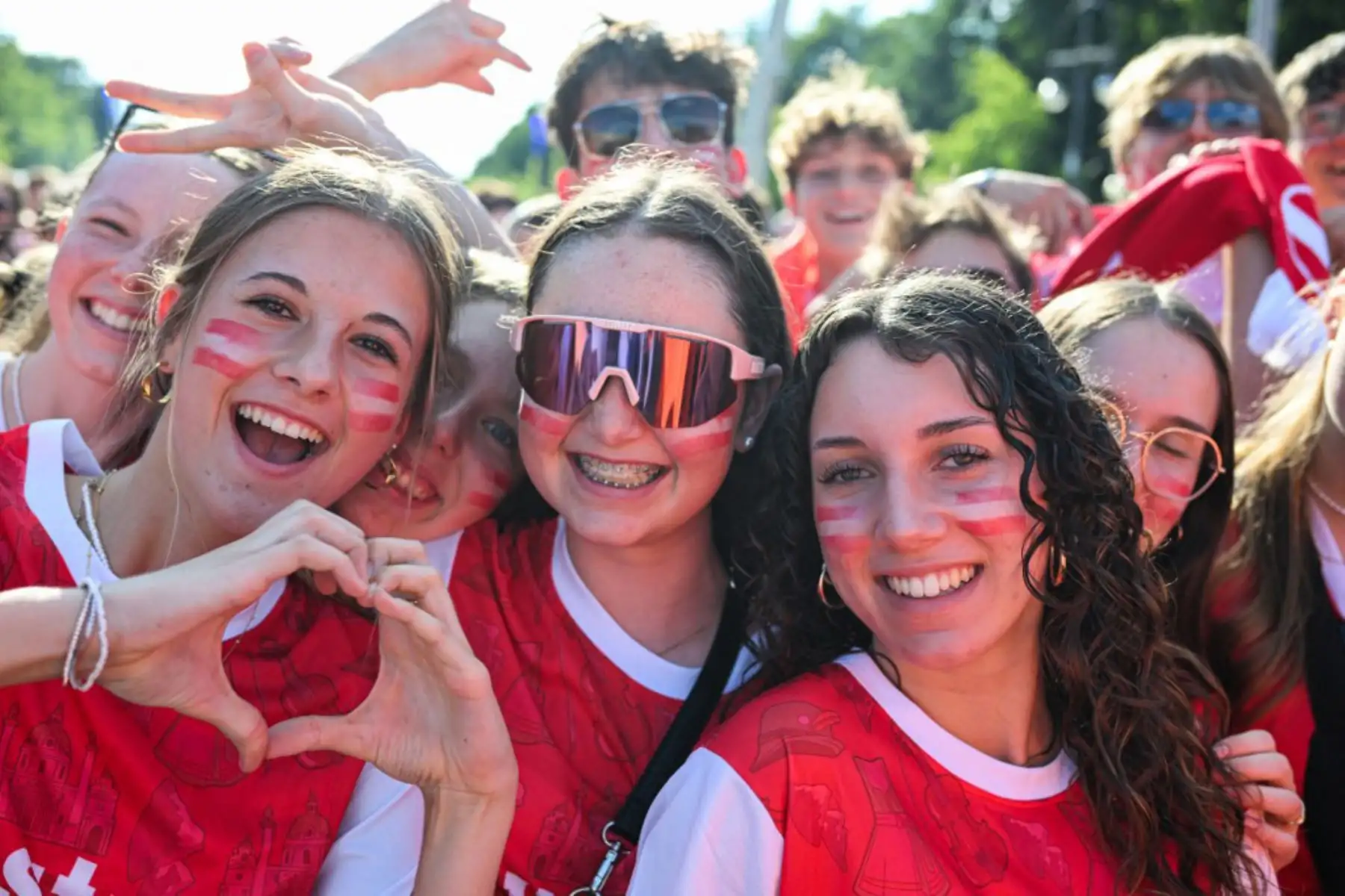 Los aficionados de Austria posan antes del partido de fútbol del Grupo D de la UEFA Euro 2024 entre Holanda y Austria en el Olympiastadion de Berlín. Foto: AFP