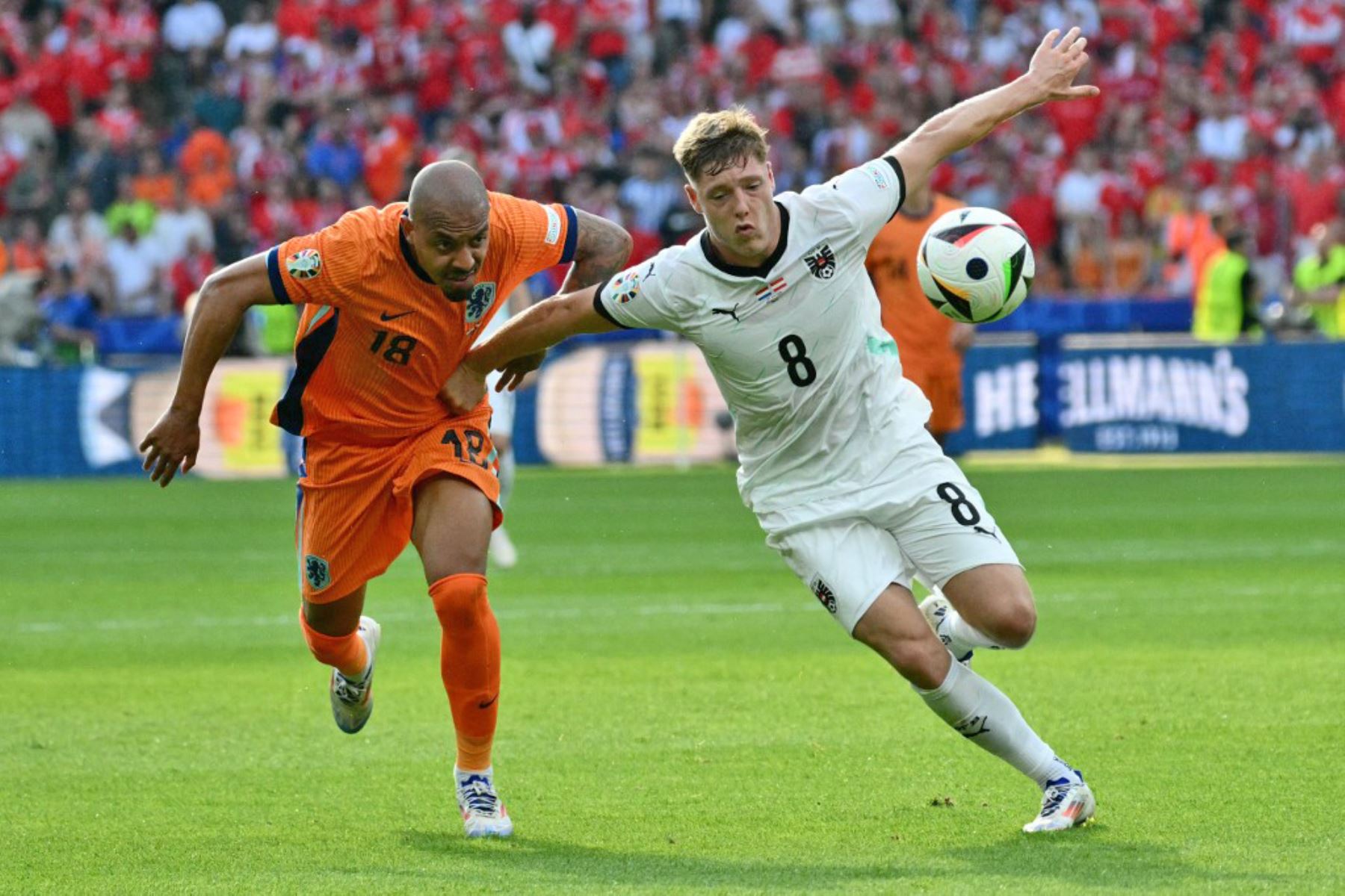 El delantero holandés Donyell Malen lucha por el balón con el centrocampista austriaco Alexander Prass durante el partido de fútbol del Grupo D de la UEFA Euro 2024 entre Holanda y Austria en el Olympiastadion de Berlín. Foto: AFP