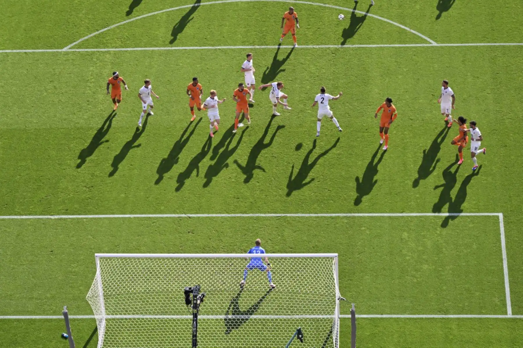 El portero austriaco Patrick Pentz mira el balón durante el partido de fútbol del Grupo D de la UEFA Euro 2024 entre Holanda y Austria en el Olympiastadion de Berlín. Foto: AFP