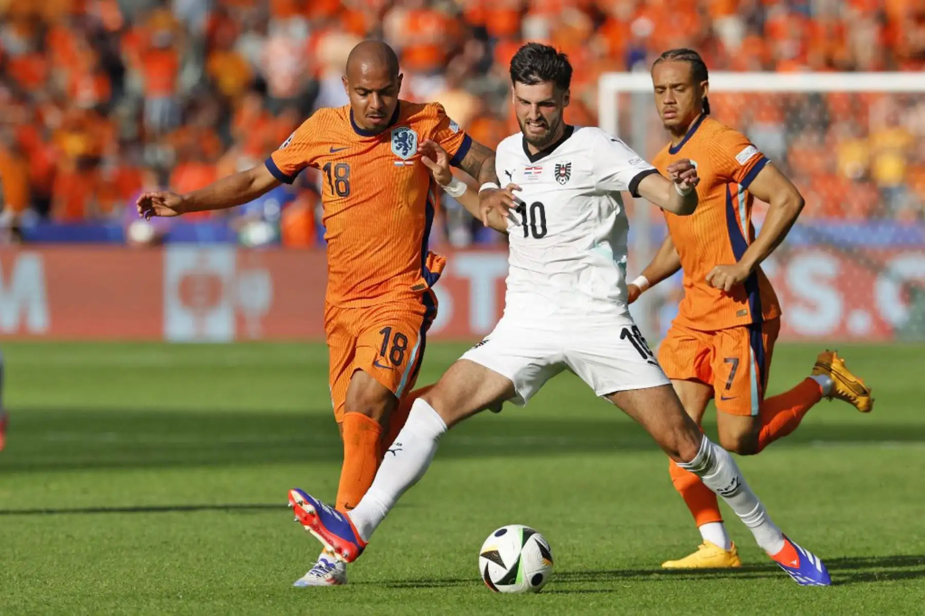 El delantero holandés Donyell Malen y el centrocampista austriaco Florian Grillitsch luchan por el balón durante el partido de fútbol del Grupo D de la UEFA Euro 2024 entre Holanda y Austria. Foto: AFP