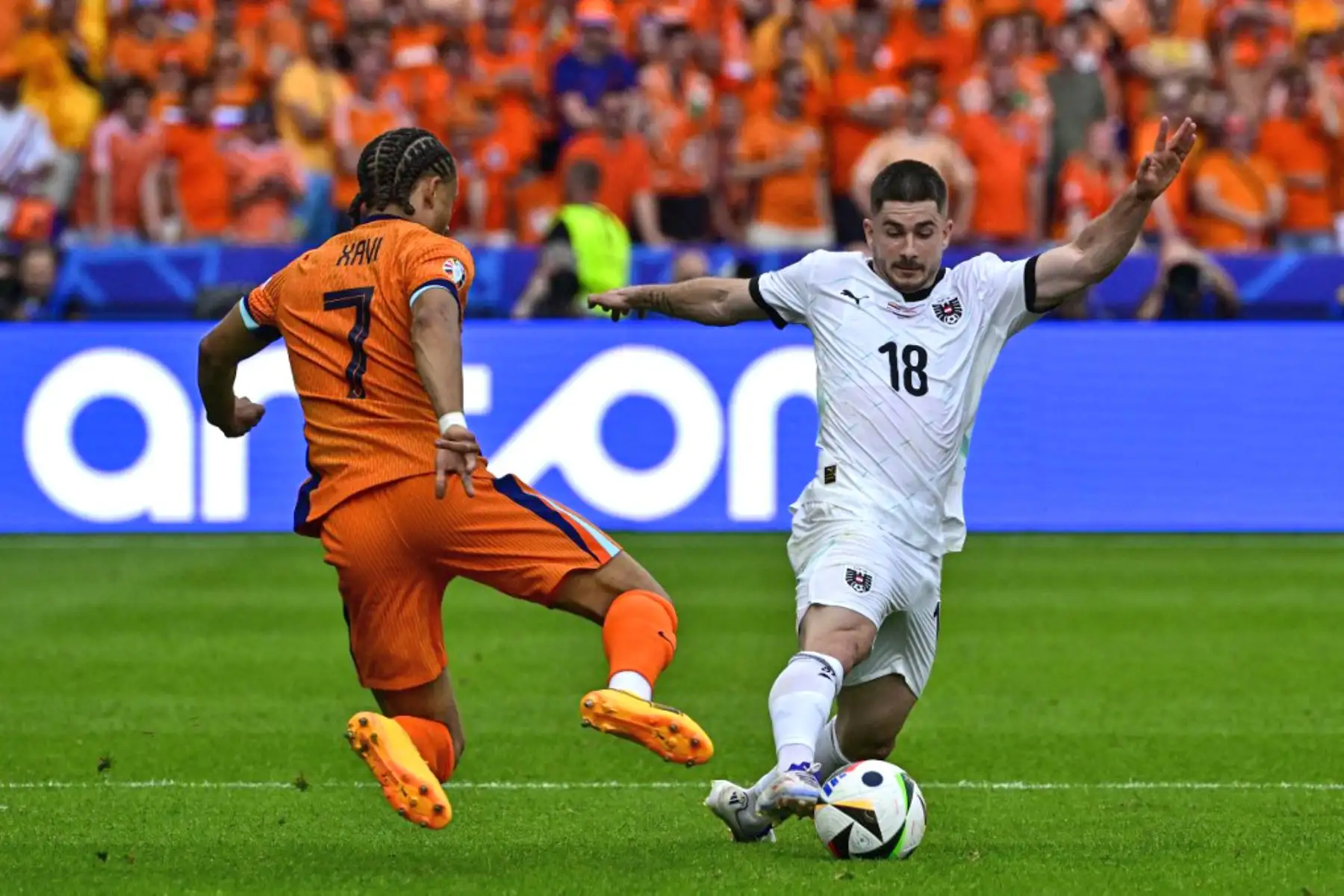 El delantero de etherlands Xavi Simons lucha por el balón con el centrocampista de Austria Romano Schmid durante el partido de fútbol del Grupo D de la UEFA Euro 2024 entre Holanda y Austria en el Olympiastadion de Berlín. Foto: AFP