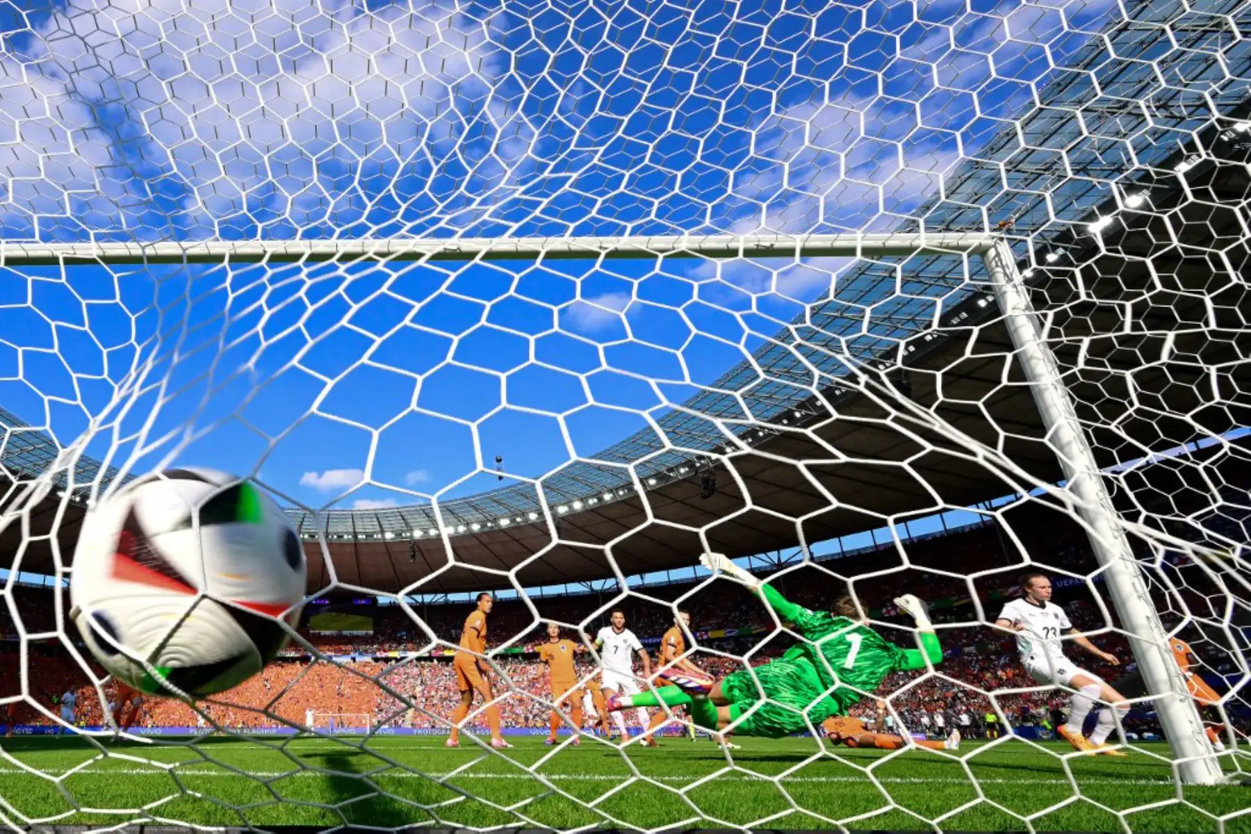 El portero holandés Bart Verbruggen concede un gol en propia meta durante el partido de fútbol del Grupo D de la UEFA Euro 2024 entre Holanda y Austria en el Olympiastadion de Berlín. Foto: AFP