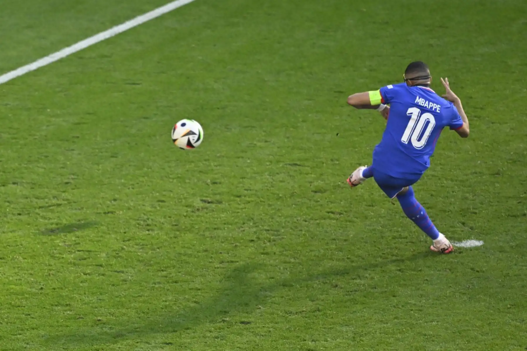 El delantero francés Kylian Mbappé dispara desde el punto de penalti para marcar el primer gol de su equipo durante el partido de fútbol del Grupo D de la UEFA Euro 2024 entre Francia y Polonia en el BVB Stadion de Dortmund. Foto: AFP