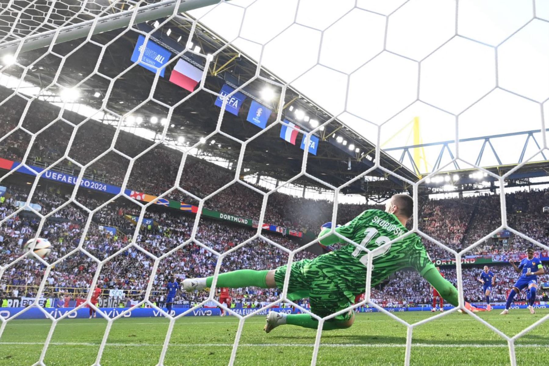 El delantero francés Kylian Mbappé dispara desde el punto de penalti para marcar el primer gol de su equipo durante el partido de fútbol del Grupo D de la UEFA Euro 2024 entre Francia y Polonia en el BVB Stadion de Dortmund. Foto: AFP