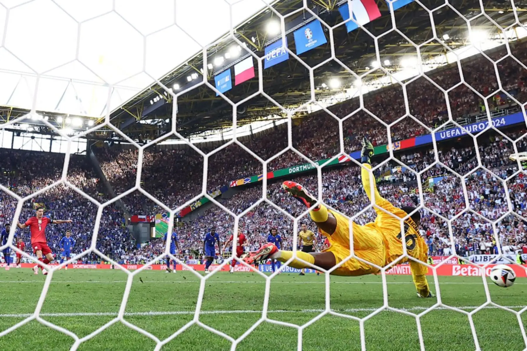 El delantero polaco Robert Lewandowski celebra marcar el primer gol de su equipo durante el partido de fútbol del Grupo D de la UEFA Euro 2024 entre Francia y Polonia. Foto: AFP
