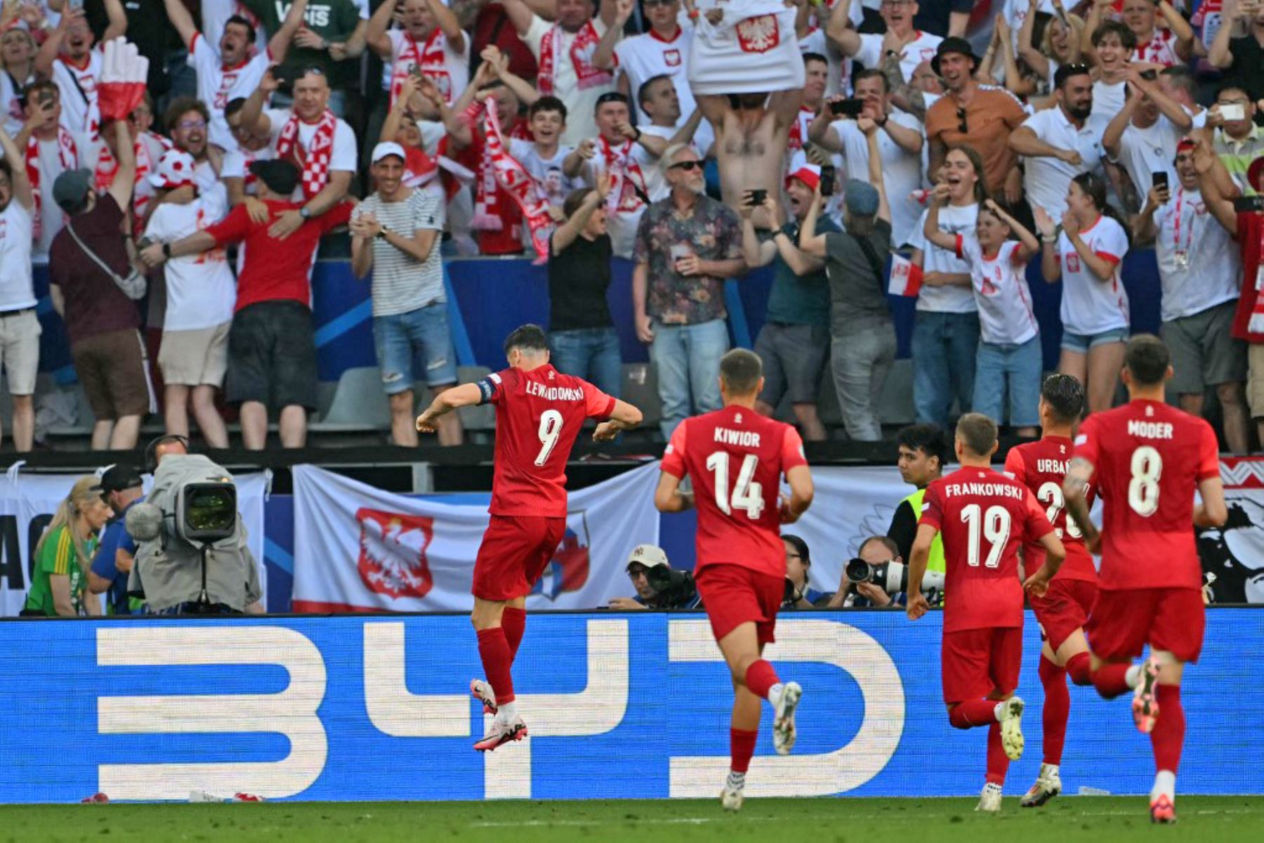 El delantero polaco Robert Lewandowski celebra marcar el primer gol de su equipo durante el partido de fútbol del Grupo D de la UEFA Euro 2024 entre Francia y Polonia. Foto: AFP