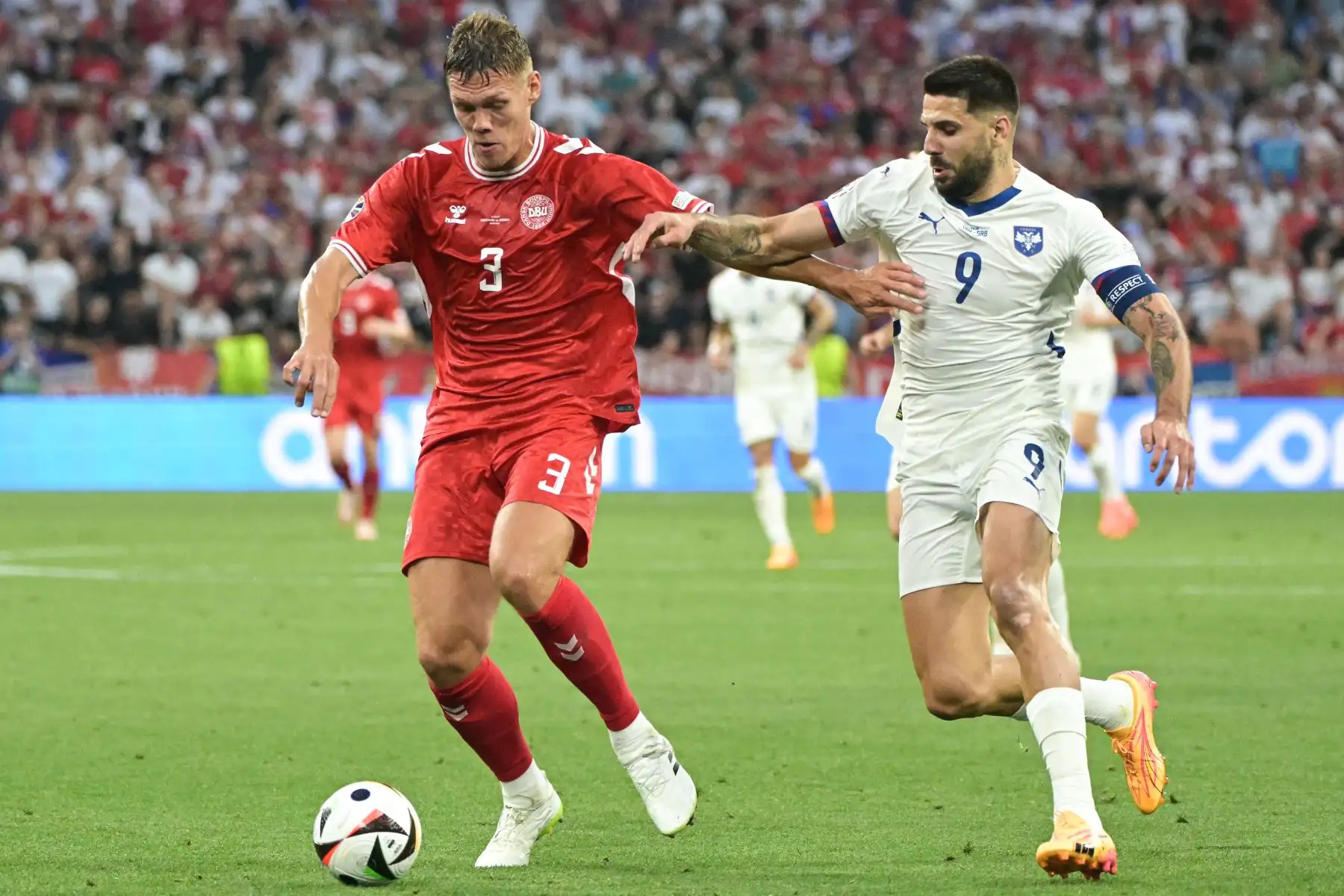 El defensor danés  Jannik Vestergaard y el delantero serbio Aleksandar Mitrovic luchan por el balón durante el partido de fútbol del Grupo C de la UEFA Euro 2024 entre Dinamarca y Serbia en el Munich Football Arena en Munich.
Foto: AFP