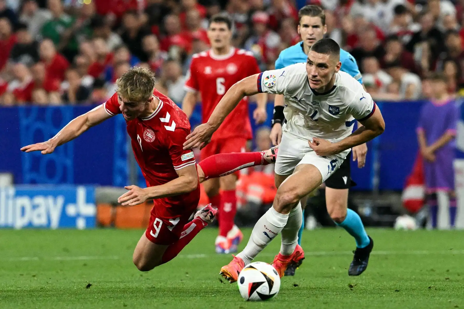 El delantero de Serbia  Aleksandar Mitrovic  salta por el balón con el defensor de Dinamarca Joachim Andersen durante el partido de fútbol del Grupo C de la UEFA Euro 2024 entre Dinamarca y Serbia en el Munich Football Arena en Munich.
Foto: AFP