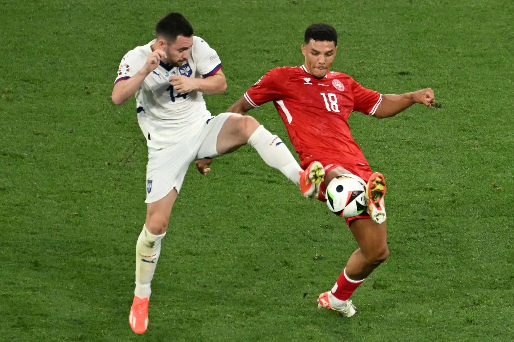El delantero serbio Andrija Zivkovic lucha por el balón con el defensor danés  Alexander Bah durante el partido de fútbol del Grupo C de la UEFA Euro 2024 entre Dinamarca y Serbia en el Munich Football Arena en Munich.
Foto: AFP