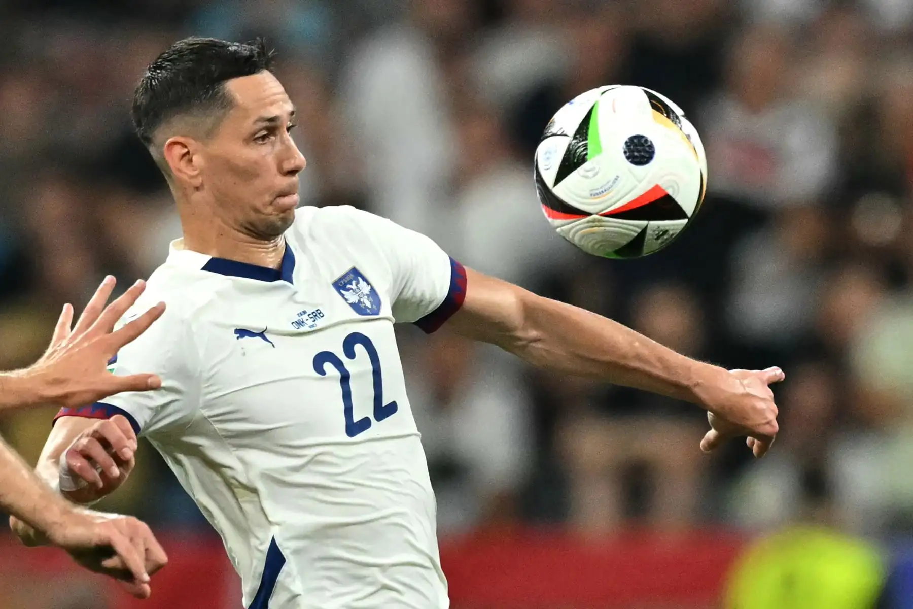 El centrocampista serbio  Sasa Lukic controla el balón durante el partido de fútbol del Grupo C de la UEFA Euro 2024 entre Dinamarca y Serbia en el Munich Football Arena de Munich.
Foto: AFP