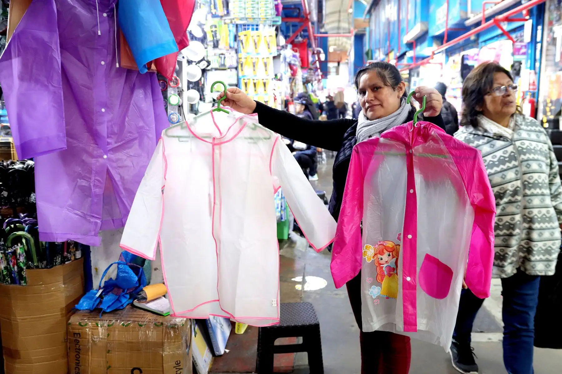 Venta de calefactores, ponchos de plástico y diversos productos para afrontar el crudo invierno en Lima. 
Foto: ANDINA / Lino Chipana.
