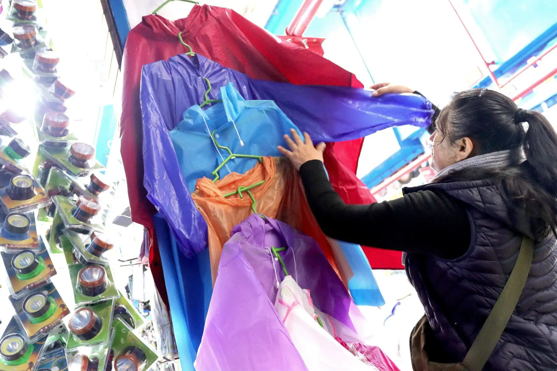 Venta de calefactores, ponchos de plástico y diversos productos para afrontar el crudo invierno en Lima. 
Foto: ANDINA / Lino Chipana.