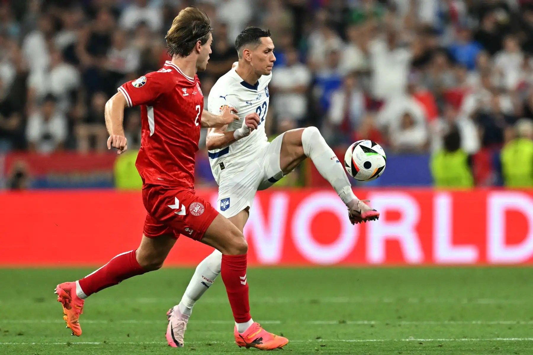 El centrocampista serbio  Sasa Lukic  lucha por el balón con el defensor danés  Joachim Andersen durante el partido de fútbol del Grupo C de la UEFA Euro 2024 entre Dinamarca y Serbia en el Munich Football Arena de Munich.
Foto: AFP